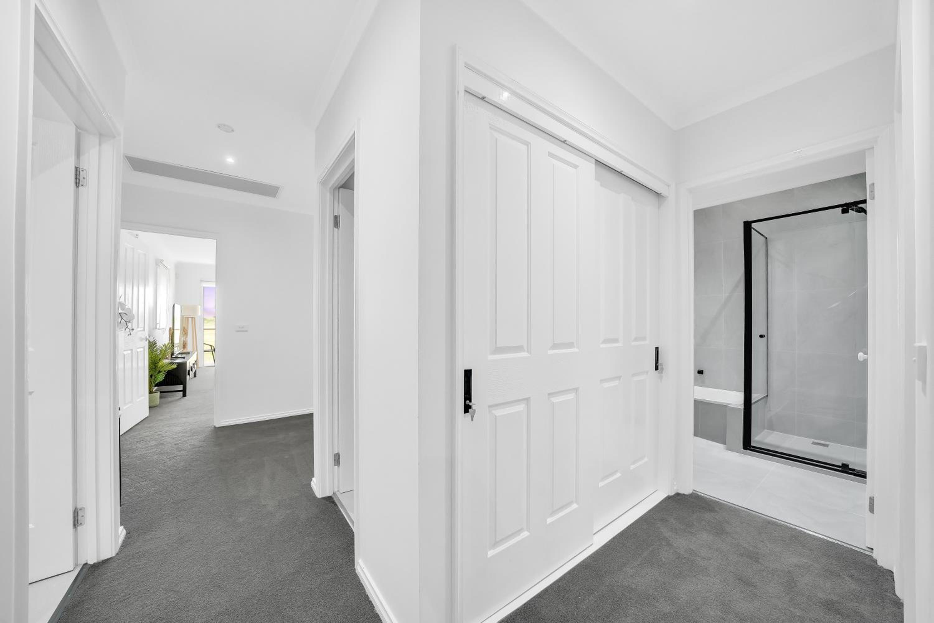 Moeshells Retreat by the Golf Course with Hollywood mirror and PS4