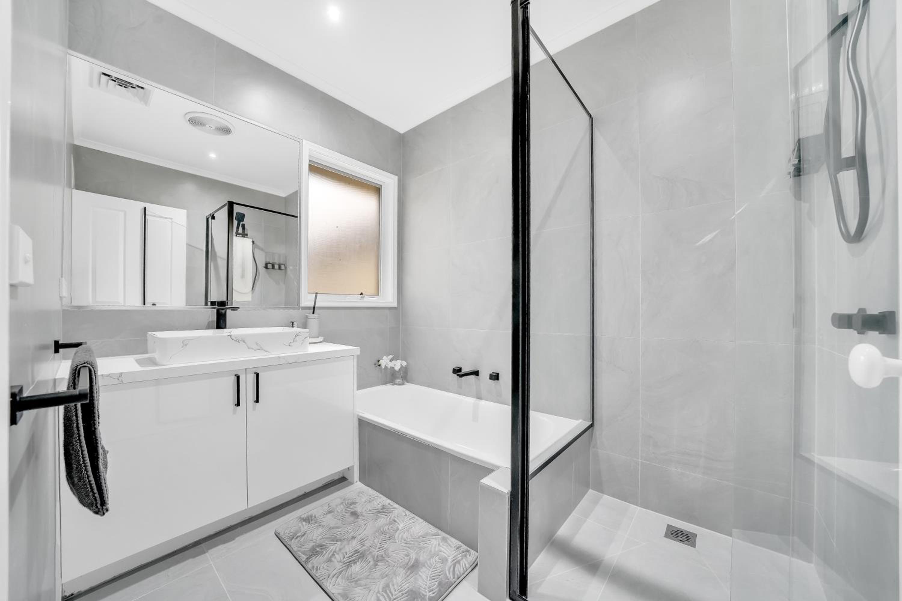 Moeshells Retreat by the Golf Course with Hollywood mirror and PS4