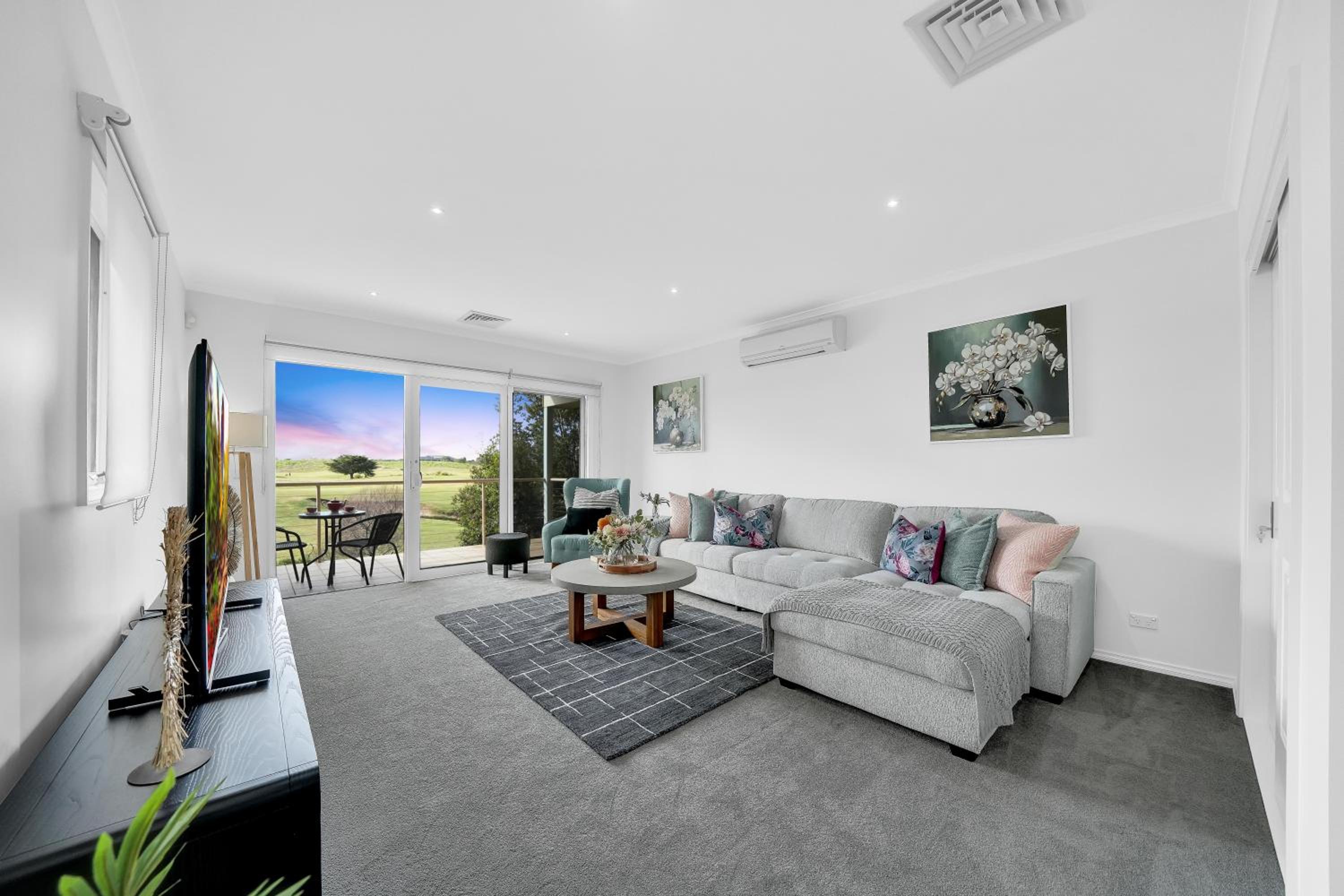 Moeshells Retreat by the Golf Course with Hollywood mirror and PS4
