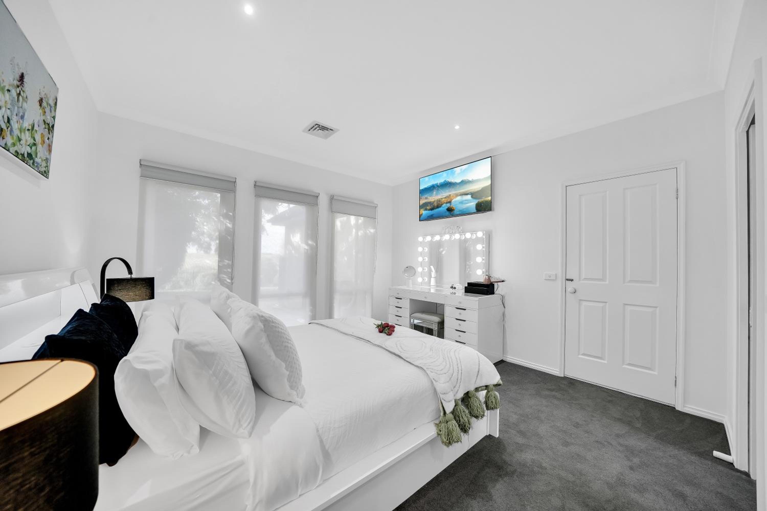 Moeshells Retreat by the Golf Course with Hollywood mirror and PS4