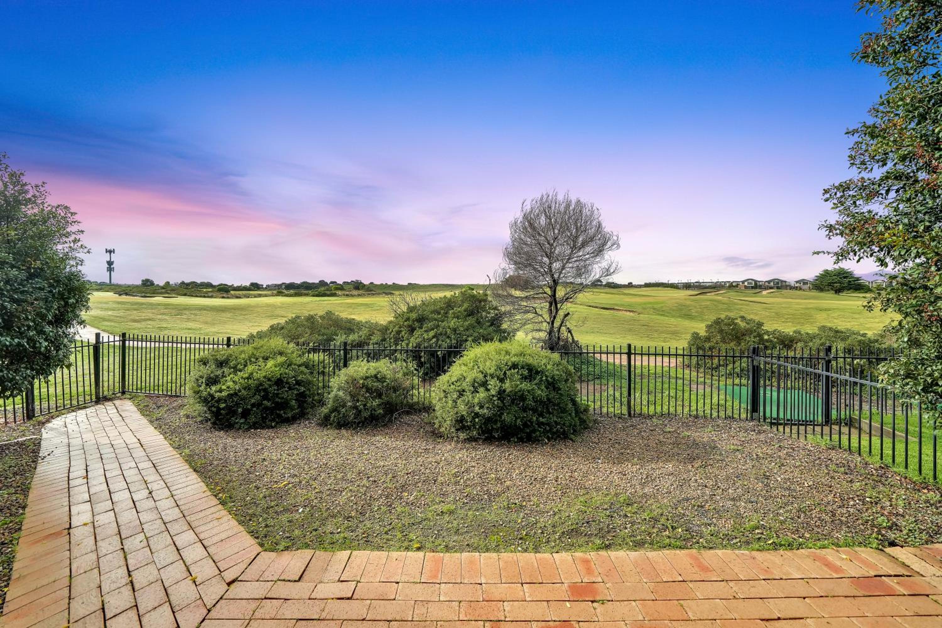 Moeshells Retreat by the Golf Course with Hollywood mirror and PS4