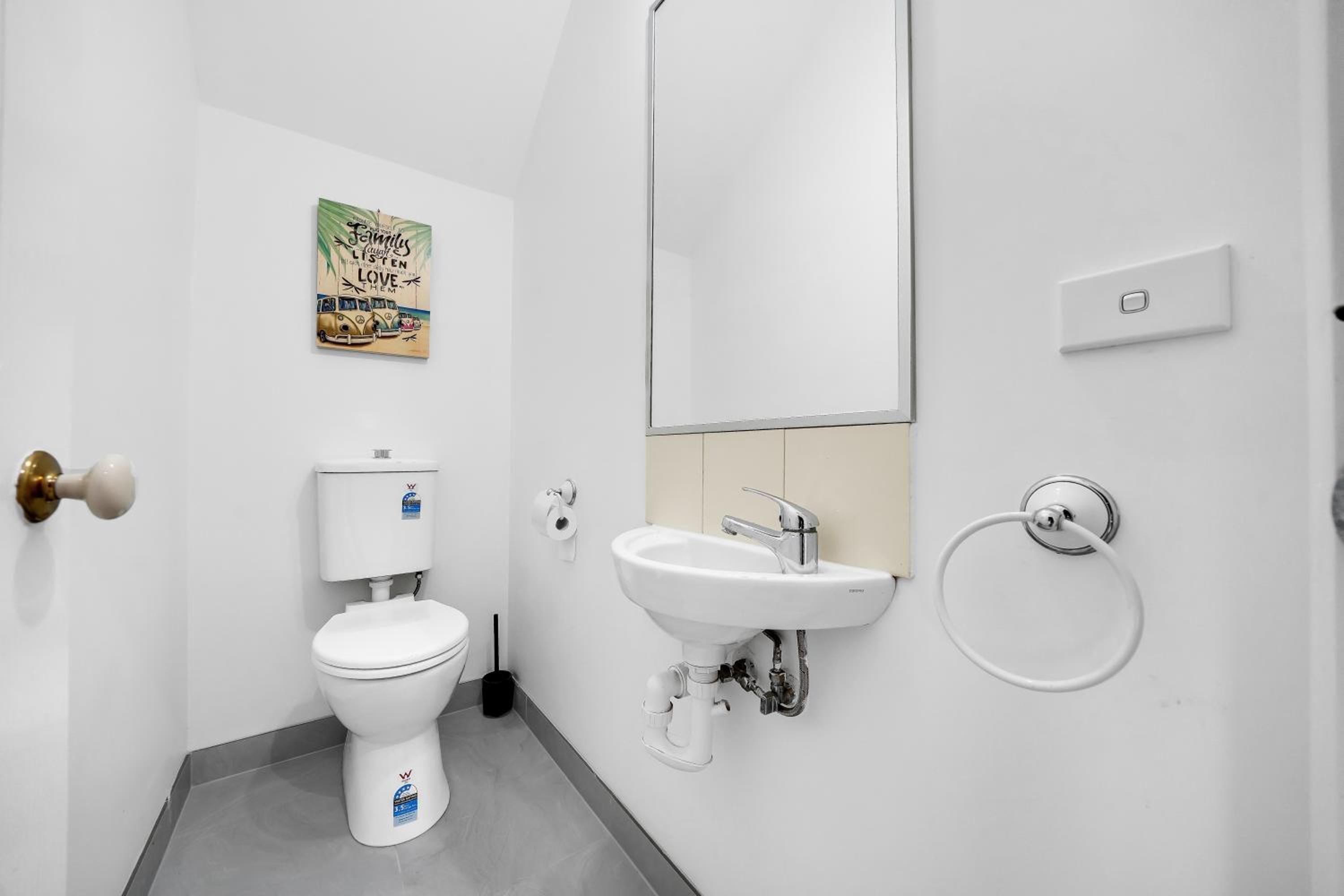 Moeshells Retreat by the Golf Course with Hollywood mirror and PS4