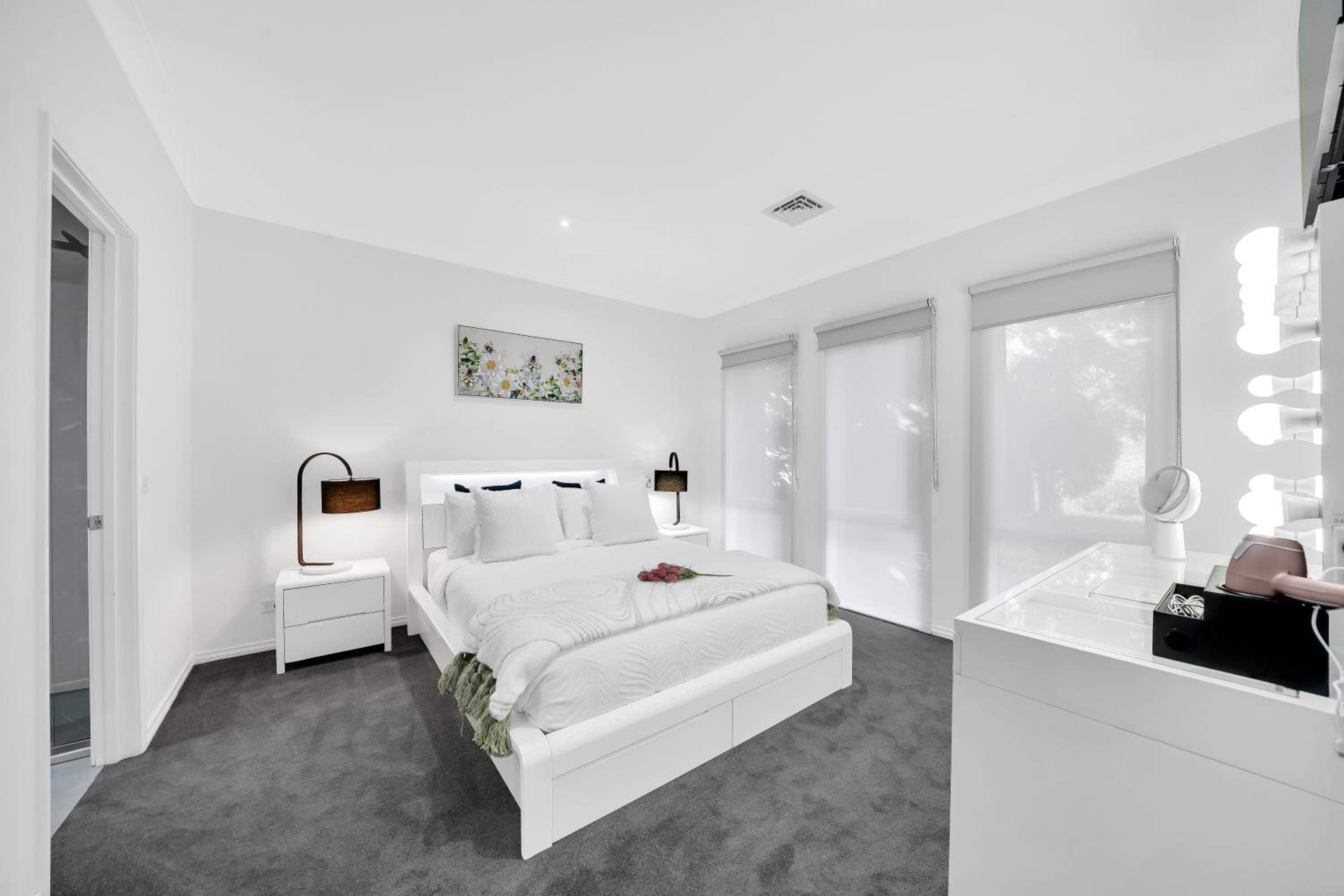 Moeshells Retreat by the Golf Course with Hollywood mirror and PS4