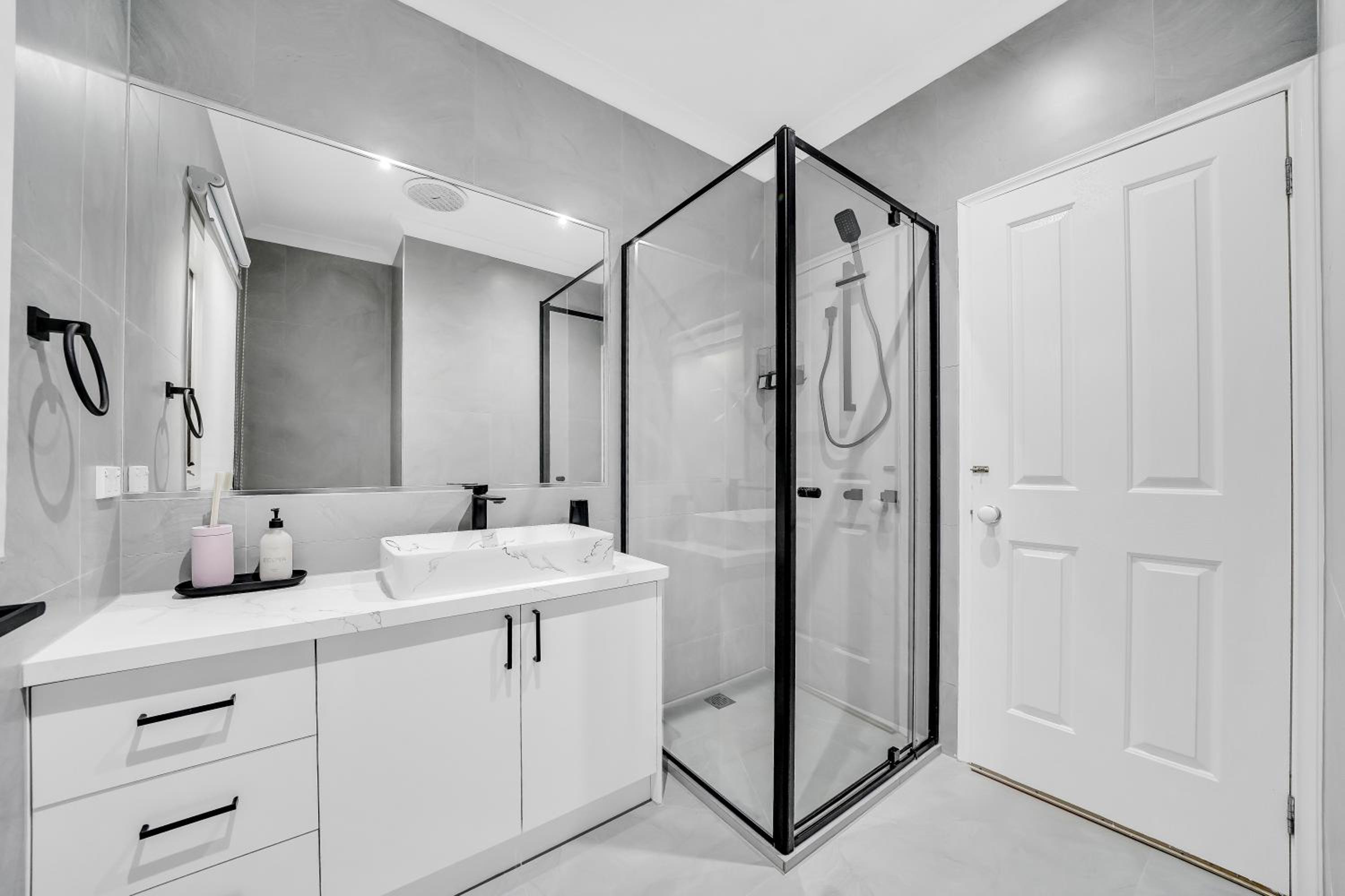 Moeshells Retreat by the Golf Course with Hollywood mirror and PS4