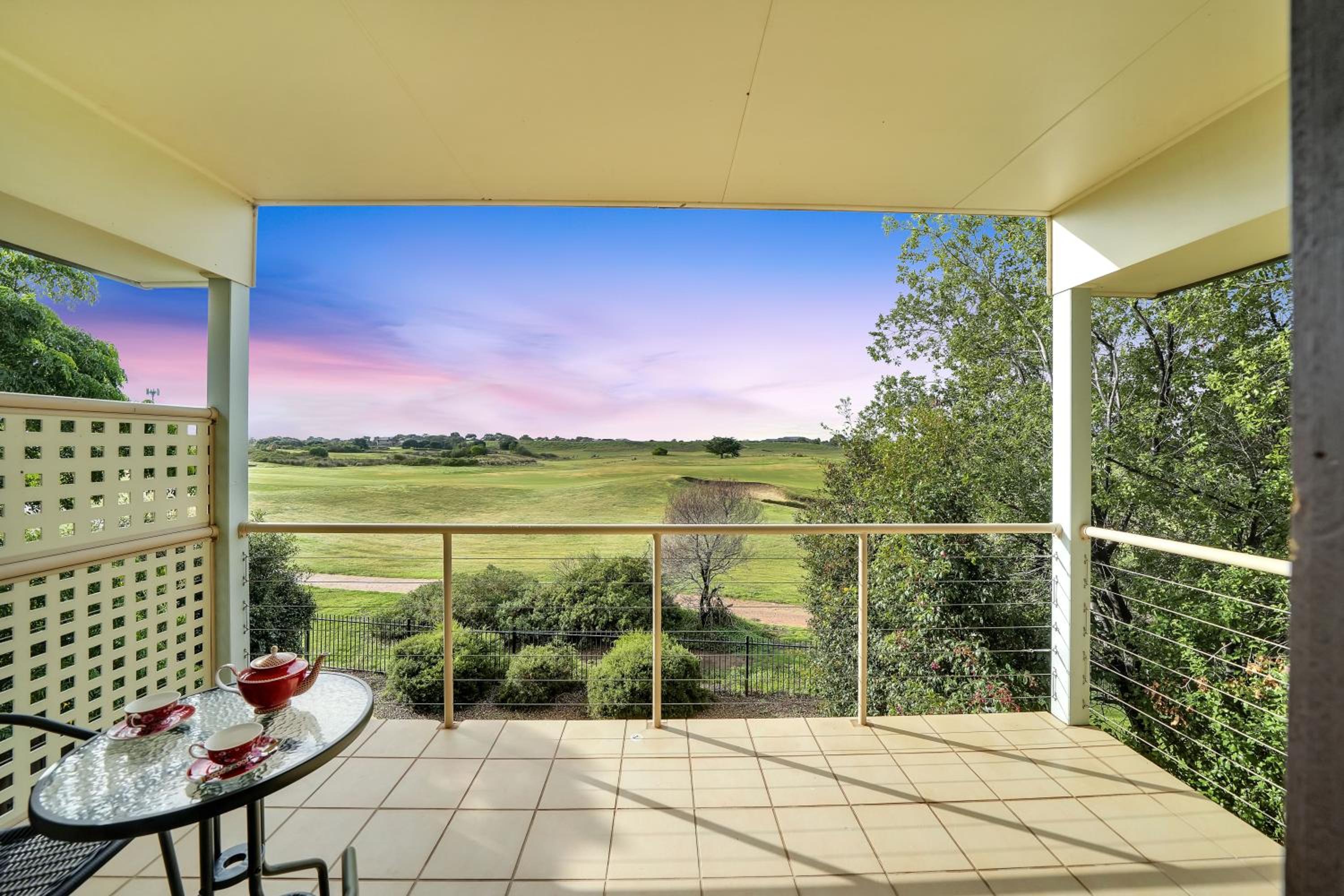 Moeshells Retreat by the Golf Course with Hollywood mirror and PS4