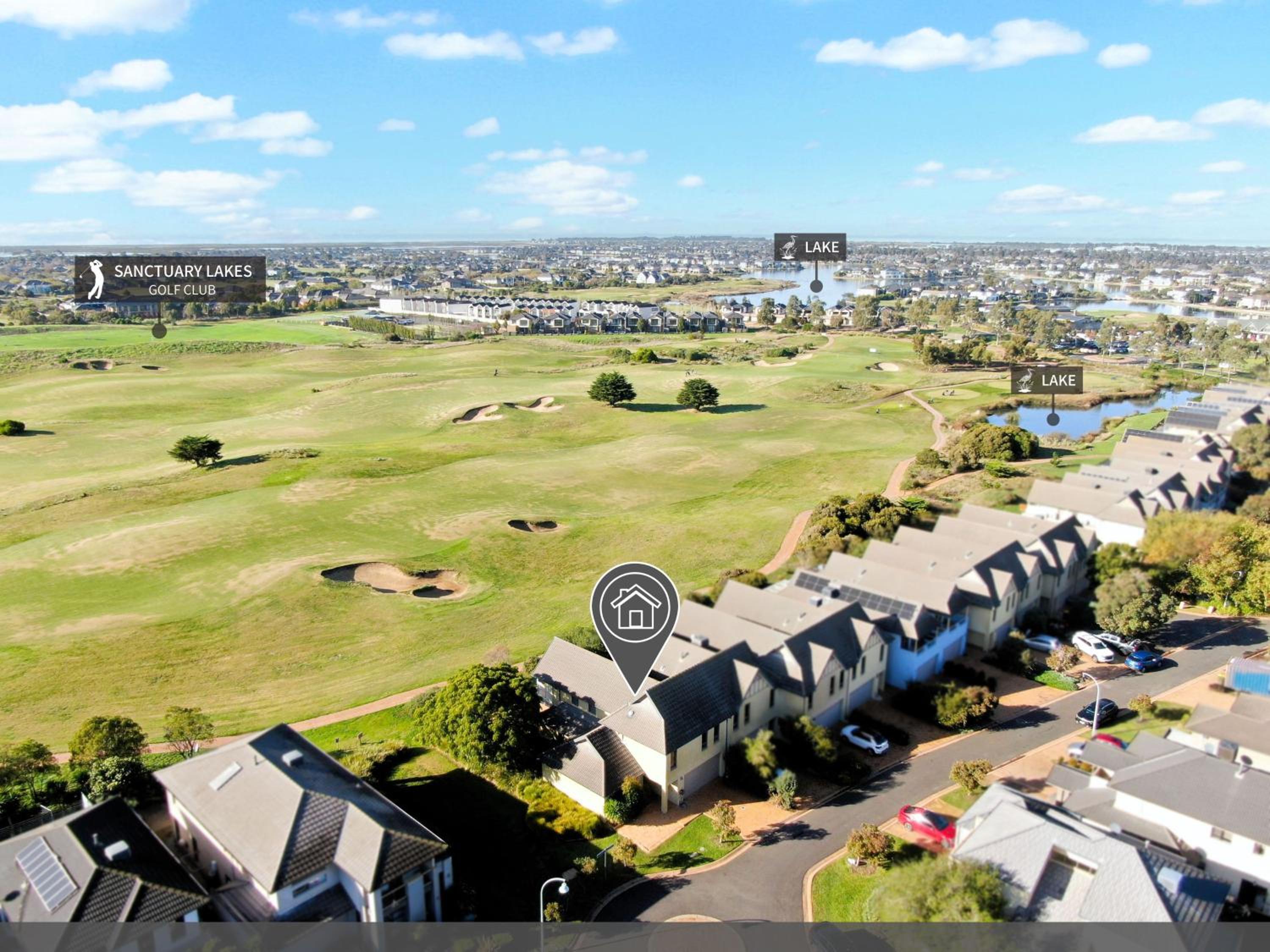Moeshells Retreat by the Golf Course with Hollywood mirror and PS4