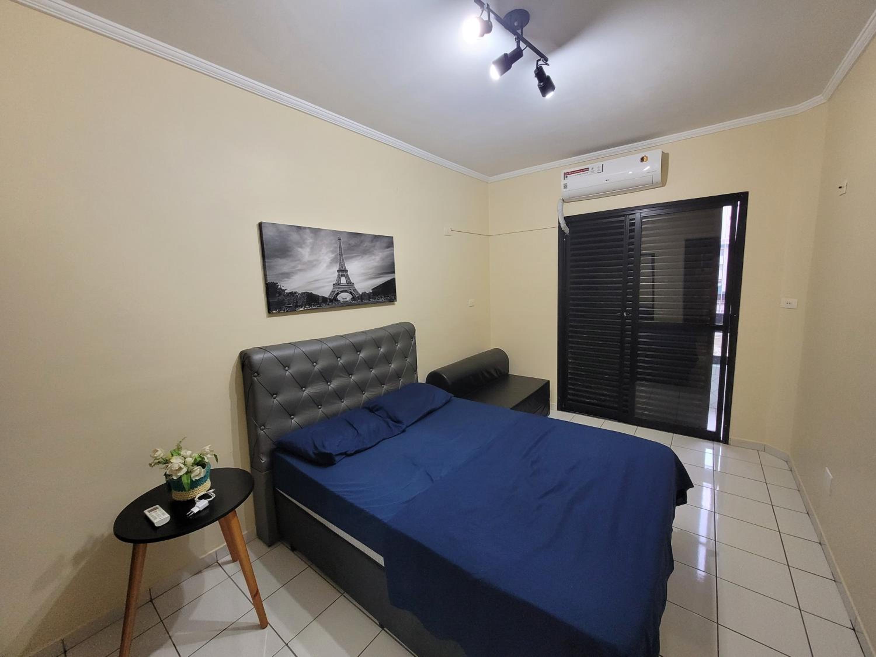 Frente Vista Mar com Varanda WI FI 300mbps e 10m da praia da TUPI - ESTACIONAMENTO gratuito e AR condicionado
