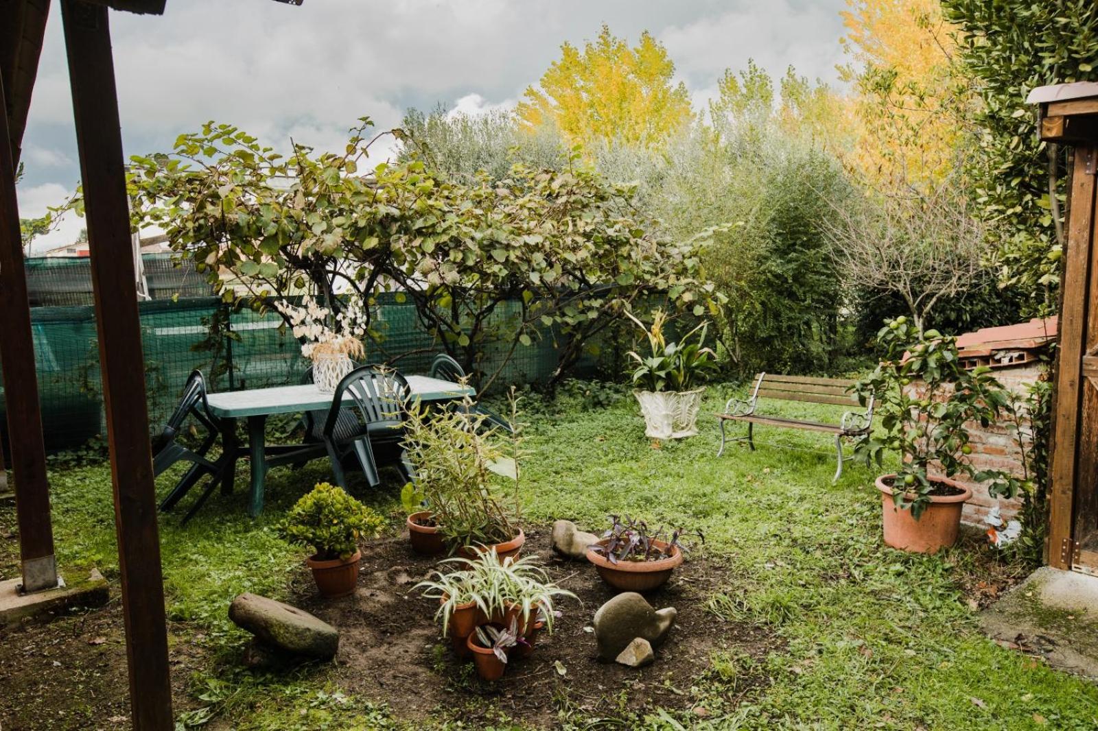 GuestHost - Rustic House near Lucca With Private Parking and Garden! view 3