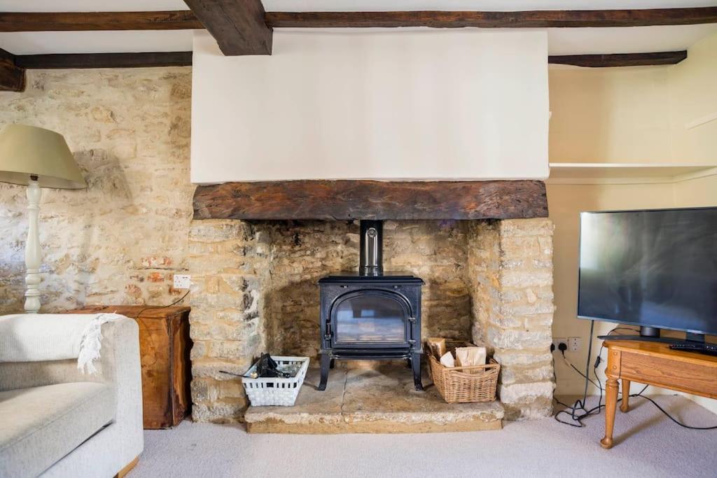 Charming Cottage in Cotswolds Riverside Village view 4