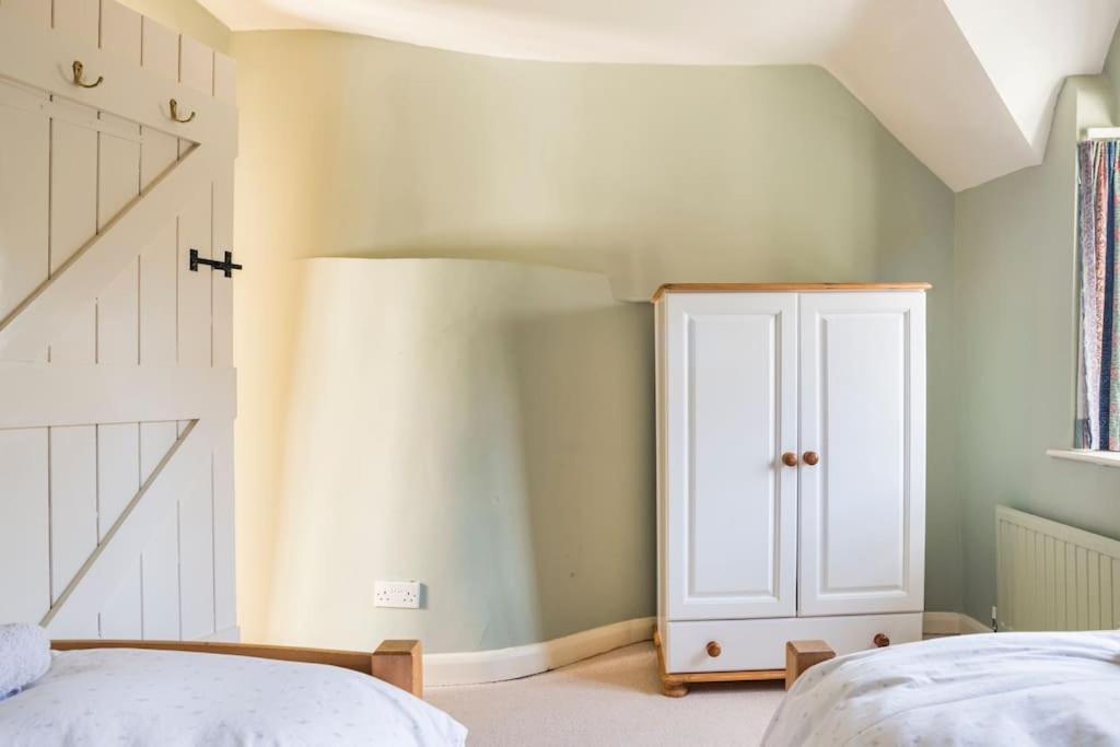Charming Cottage in Cotswolds Riverside Village view 5