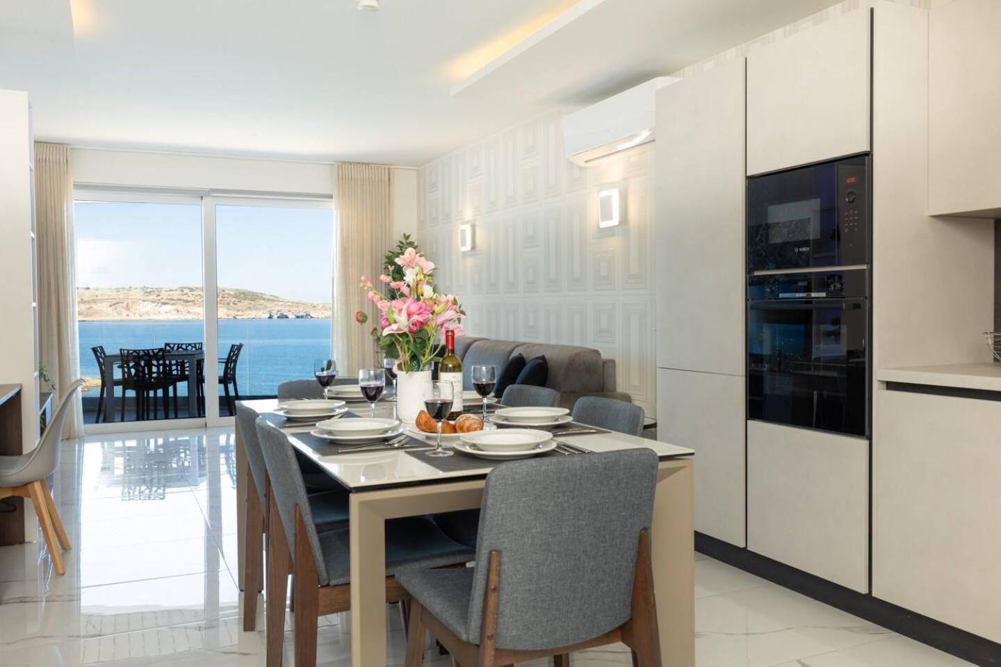 Ivory Suite seafront with views!- Fl 13 by Homely photo 5