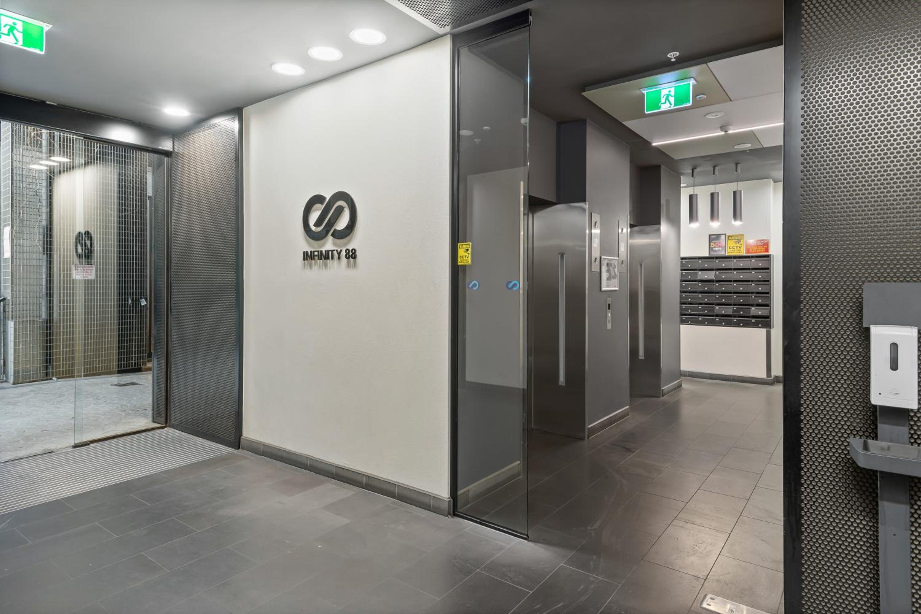 Compact studio walk to Victoria Market