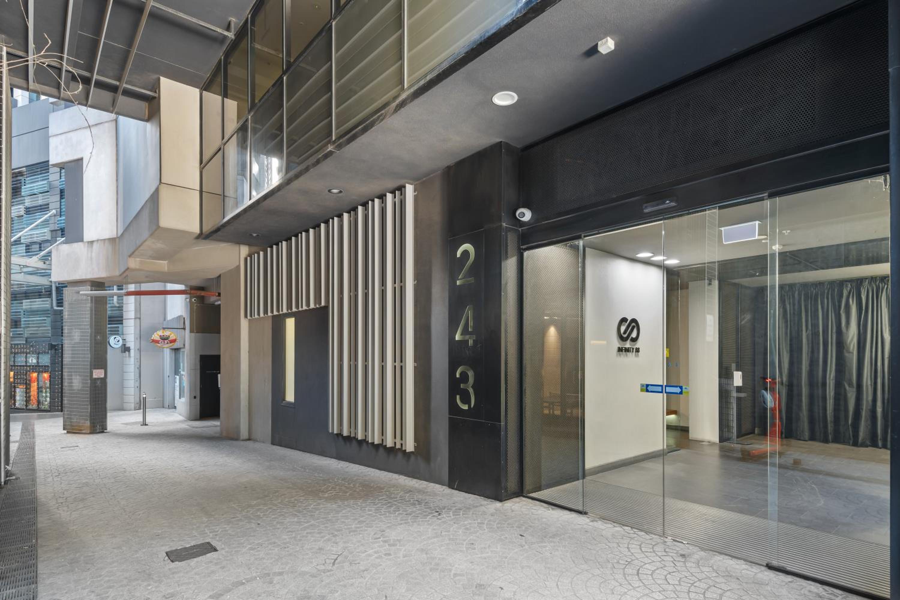 Compact studio walk to Victoria Market
