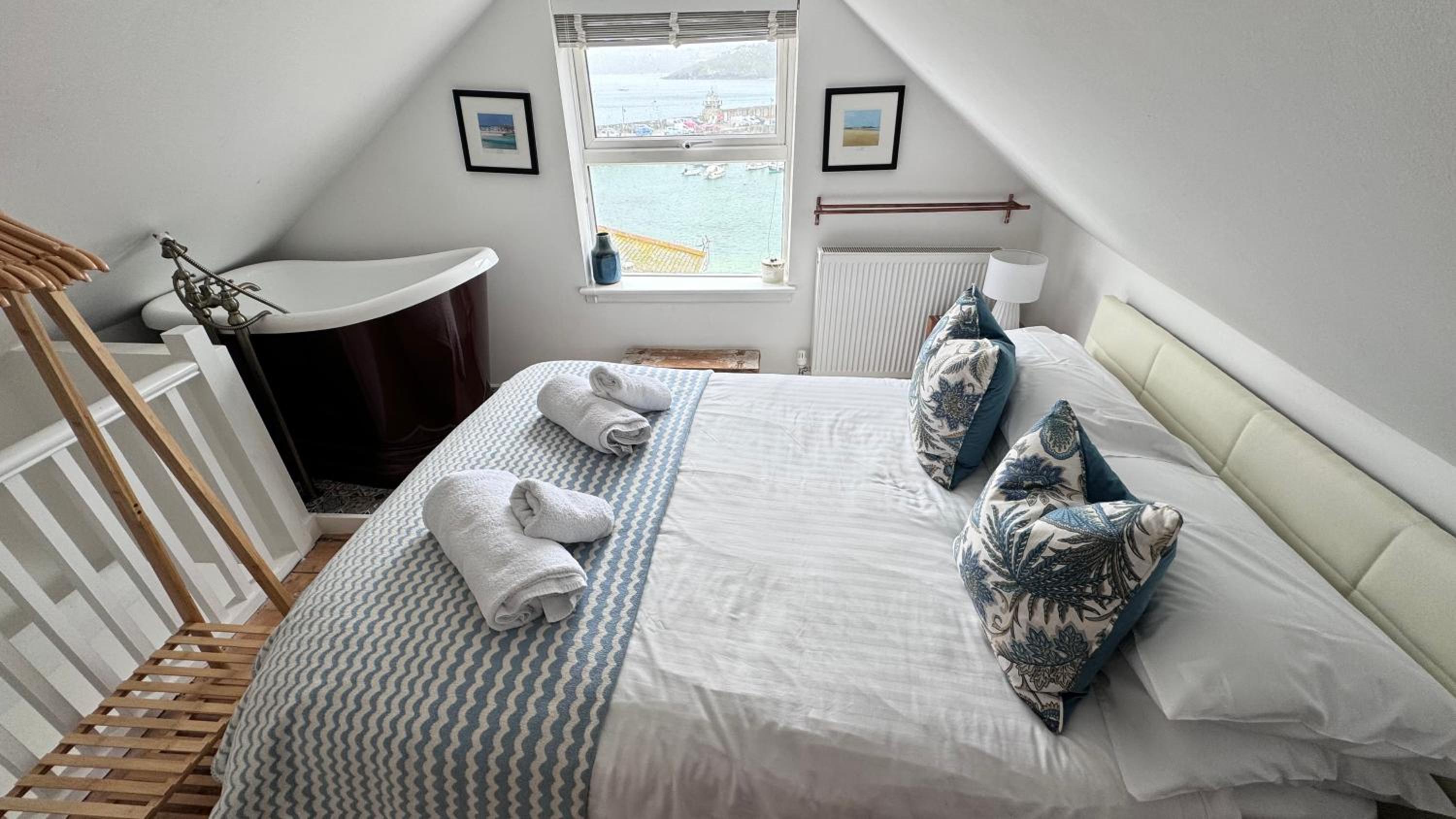 SMUGGLERS HIDE COTTAGE and separate but connecting SMUGGLERS CABIN - - In a beautifully renovated fishermans cottage - - HARBOUR VIEWS - - BEACH only 10 me, photo 46