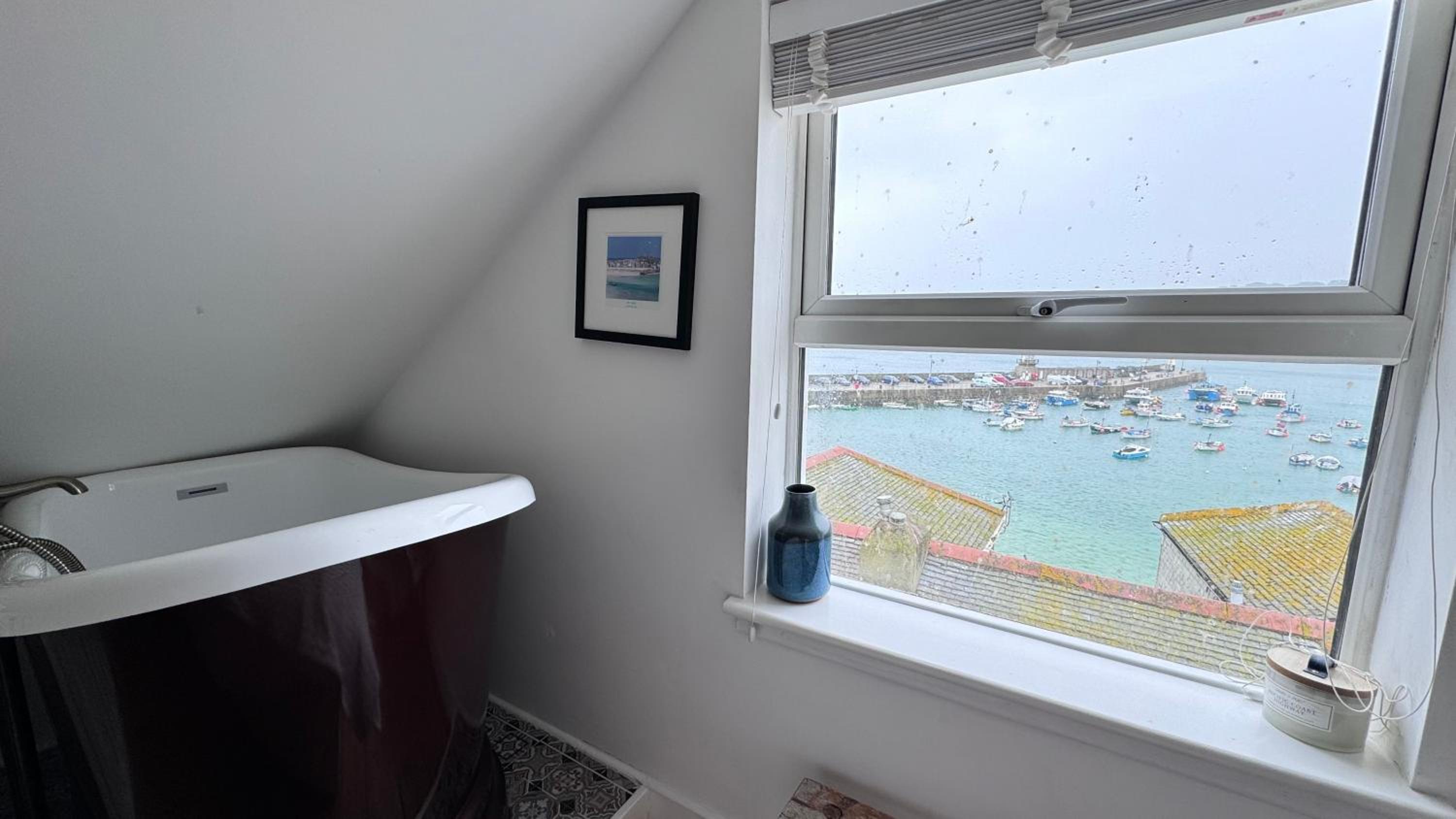 SMUGGLERS HIDE COTTAGE and separate but connecting SMUGGLERS CABIN - - In a beautifully renovated fishermans cottage - - HARBOUR VIEWS - - BEACH only 10 me, photo 27