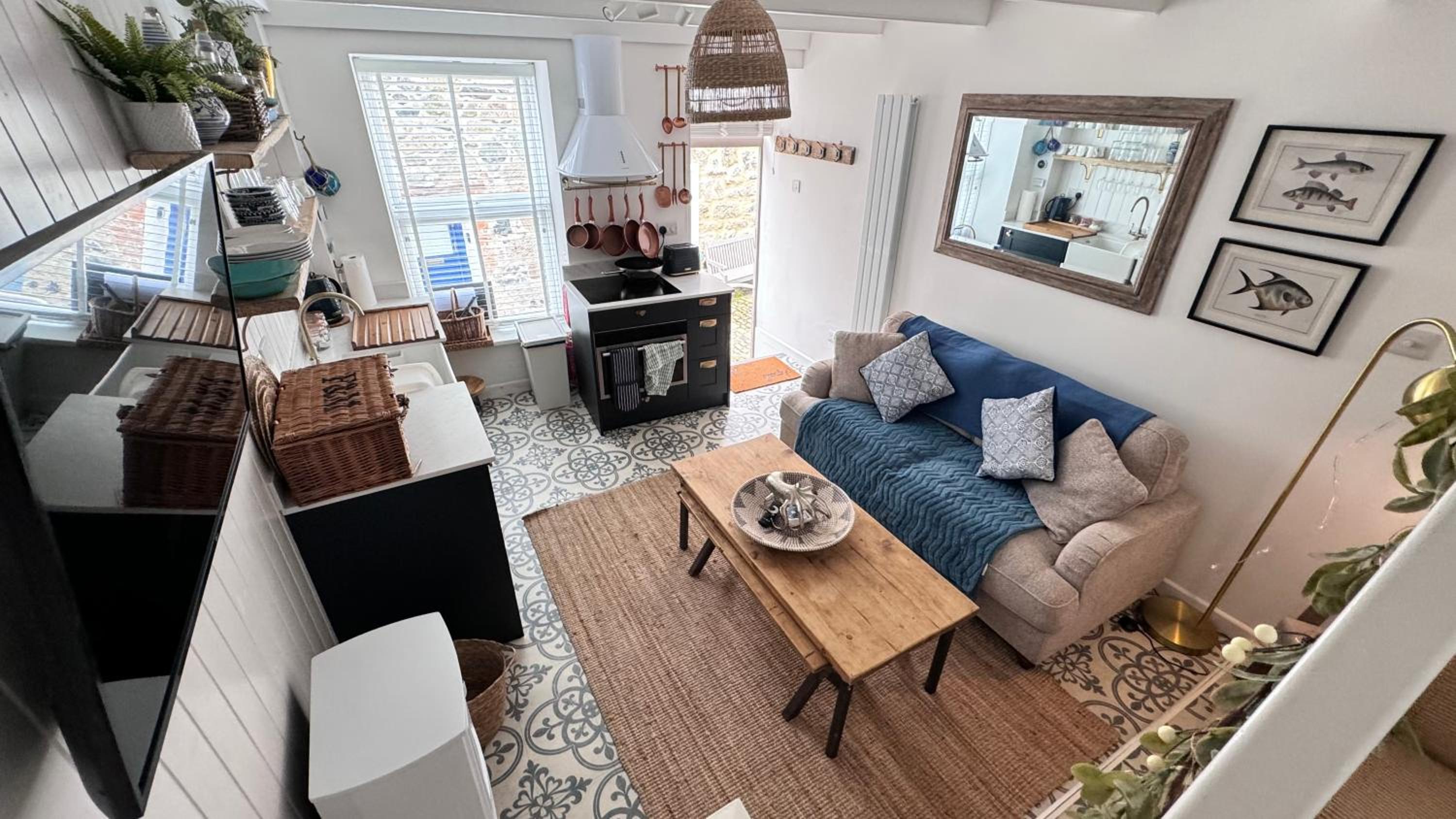 SMUGGLERS HIDE COTTAGE and separate but connecting SMUGGLERS CABIN - - In a beautifully renovated fishermans cottage - - HARBOUR VIEWS - - BEACH only 10 me, photo 15