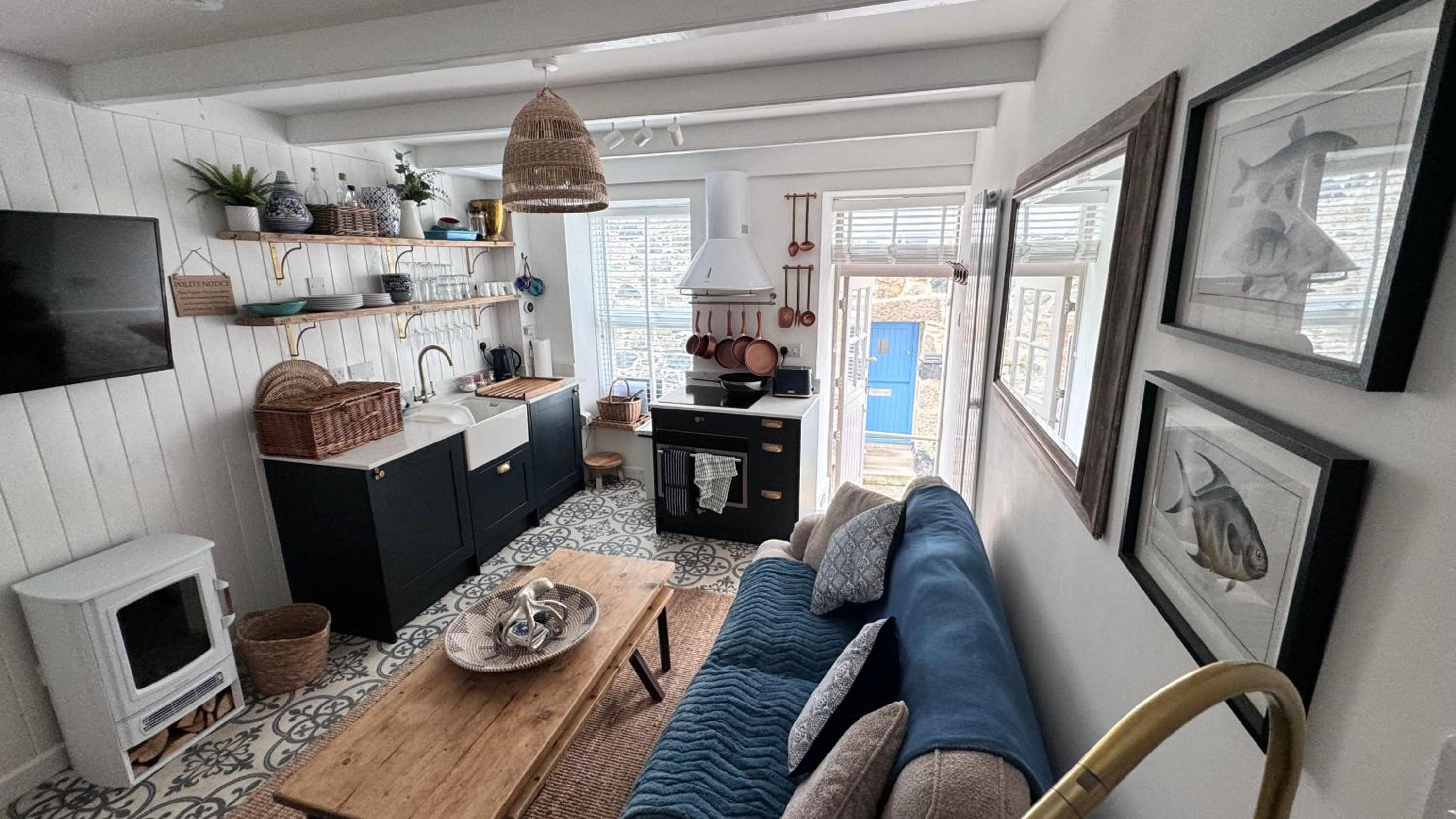 SMUGGLERS HIDE COTTAGE and separate but connecting SMUGGLERS CABIN - - In a beautifully renovated fishermans cottage - - HARBOUR VIEWS - - BEACH only 10 me, photo 12
