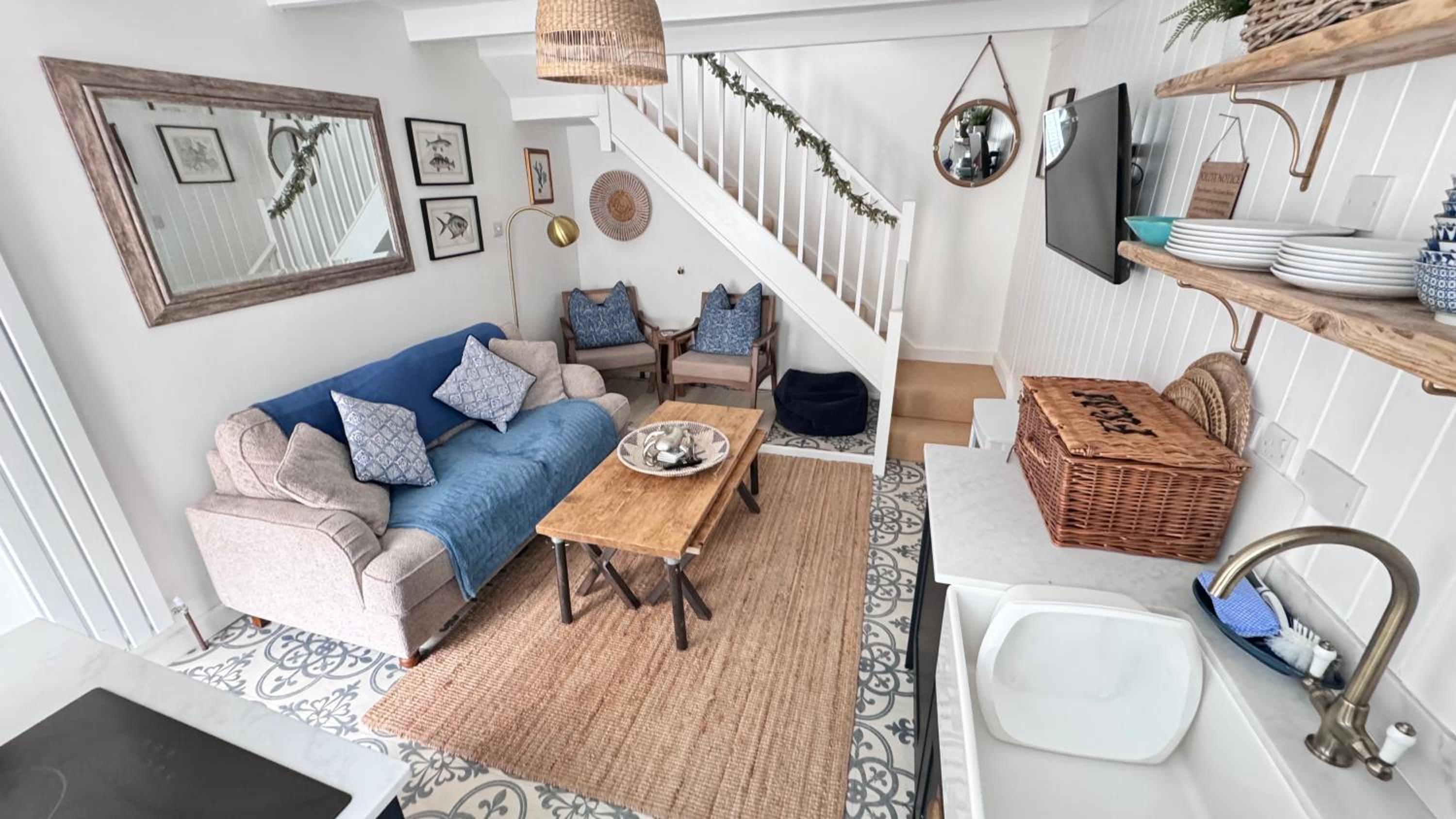 SMUGGLERS HIDE COTTAGE and separate but connecting SMUGGLERS CABIN - - In a beautifully renovated fishermans cottage - - HARBOUR VIEWS - - BEACH only 10 me, photo 18
