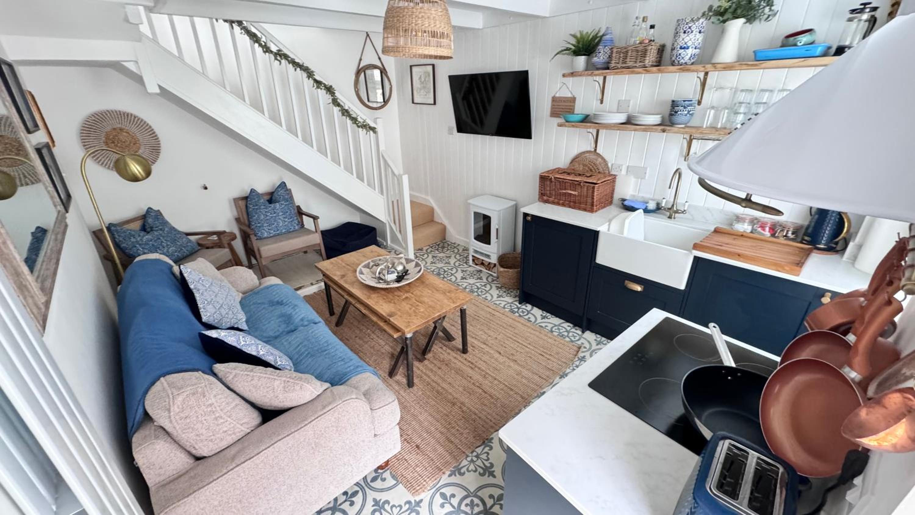 SMUGGLERS HIDE COTTAGE and separate but connecting SMUGGLERS CABIN - - In a beautifully renovated fishermans cottage - - HARBOUR VIEWS - - BEACH only 10 me, photo 52