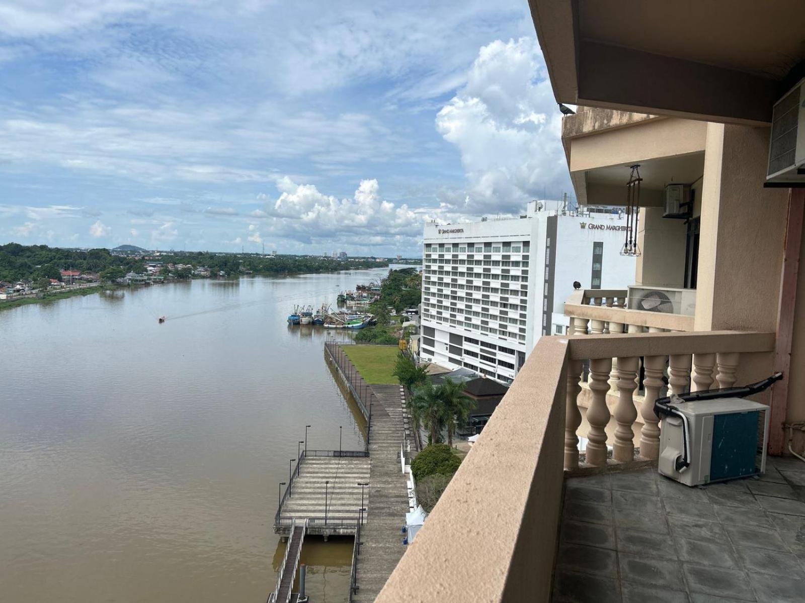 Ancient Riverbank 2BR River View Walk to City photo 5