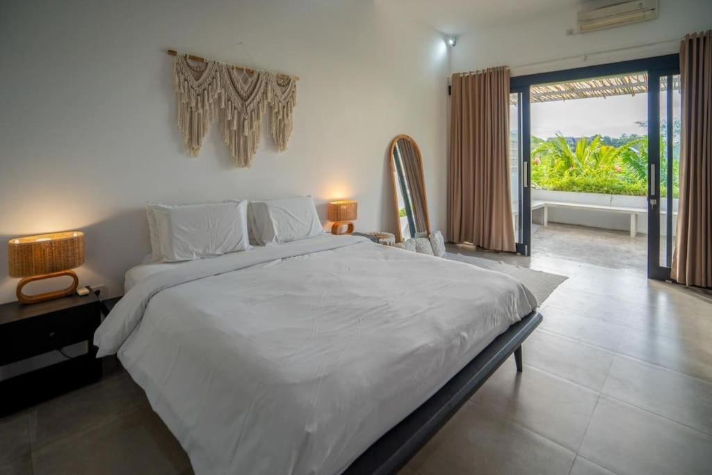Lush 3 BR enclose living room next to Canggu beach view 3