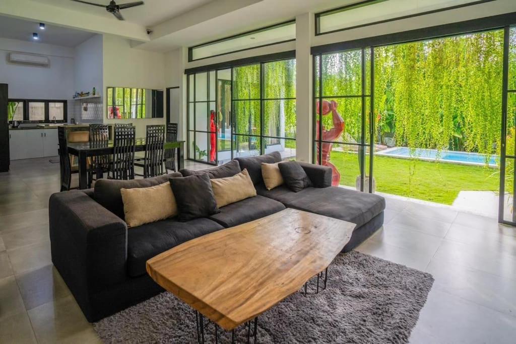 Lush 3 BR enclose living room next to Canggu beach view 4