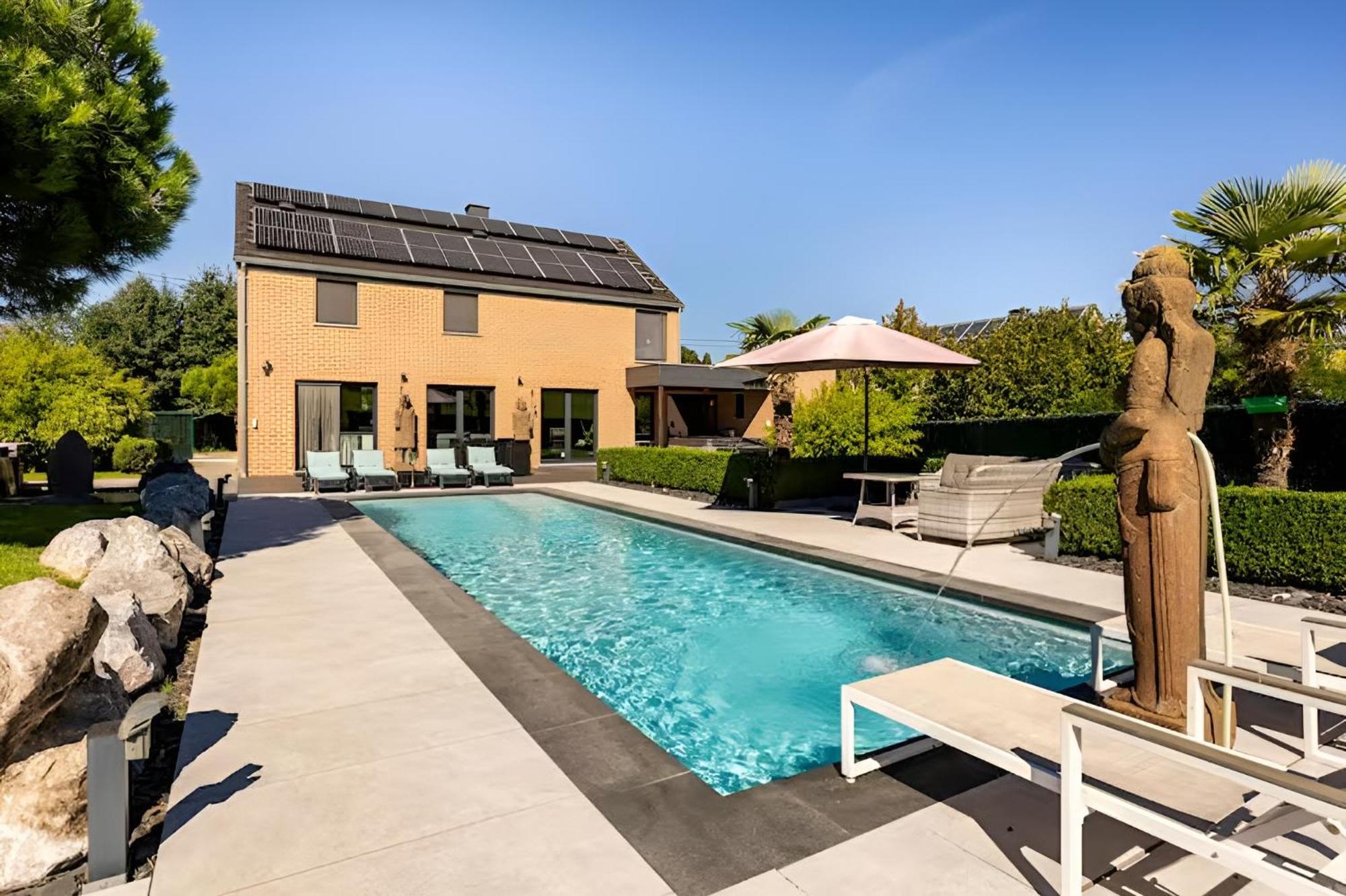 LA VILLA DE SENY , villa de charme avec jardin ,Piscine nature, jacuzzi , petanque, fitness, billard,ping pong,
