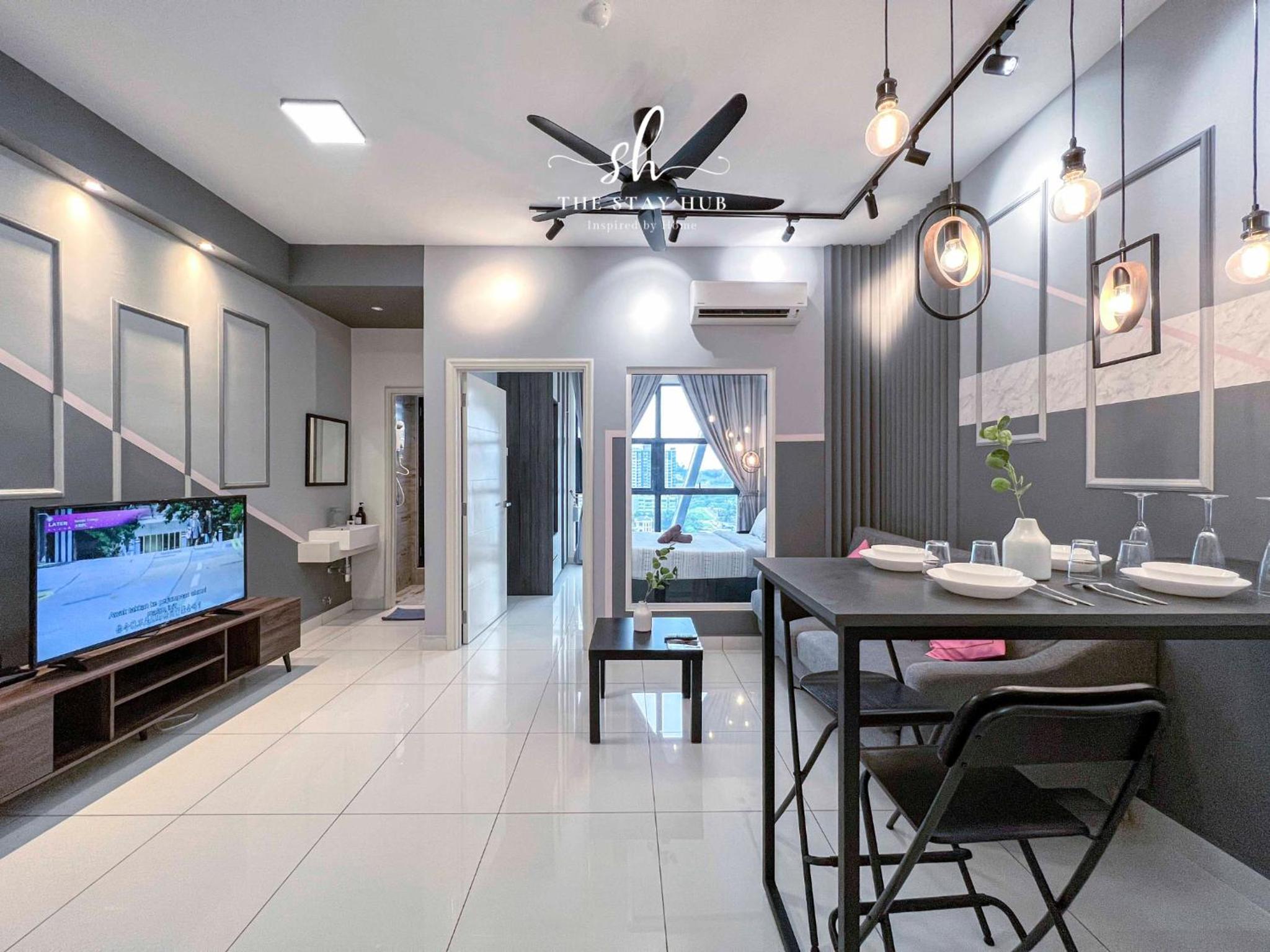 Arte Mont Kiara Luxury Suite with Heated Jacuzzi Pods - Free Parking - Next to MITEC- by The Stay Hub