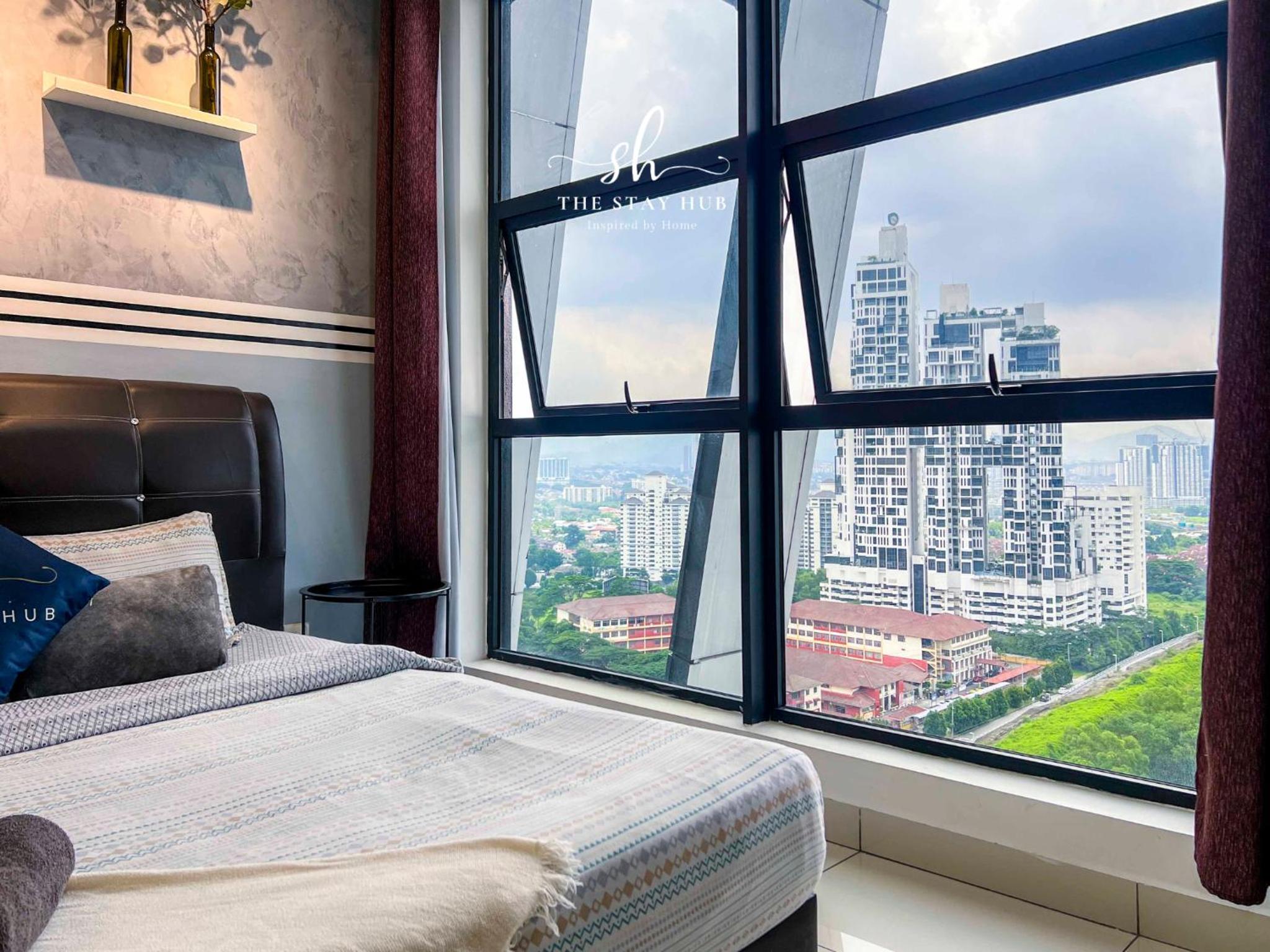 Arte Mont Kiara Luxury Suite with Heated Jacuzzi Pods - Free Parking - Next to MITEC- by The Stay Hub