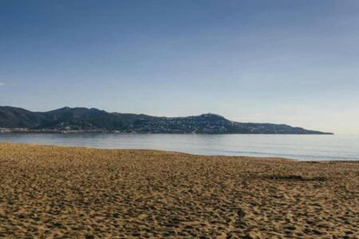 Apto. con piscinas a 150m playa view 5