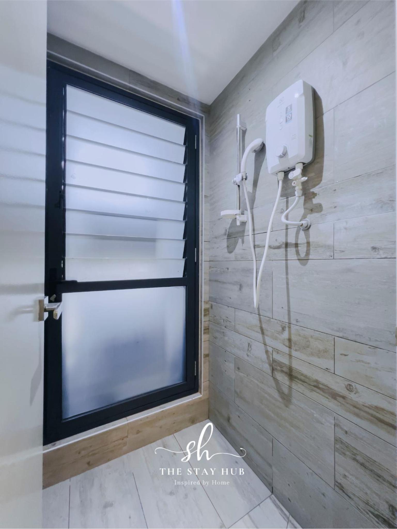 Arte Mont Kiara Luxury Suite with Heated Jacuzzi Pods - Free Parking - Next to MITEC- by The Stay Hub