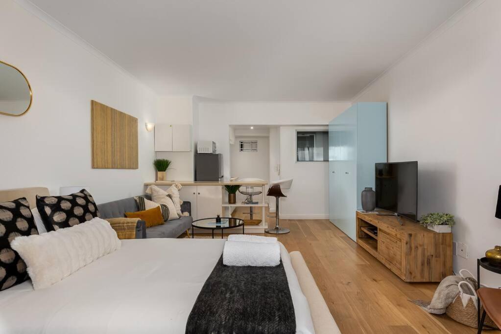 Elegant Clifton Studio 150m from the Sea view 5