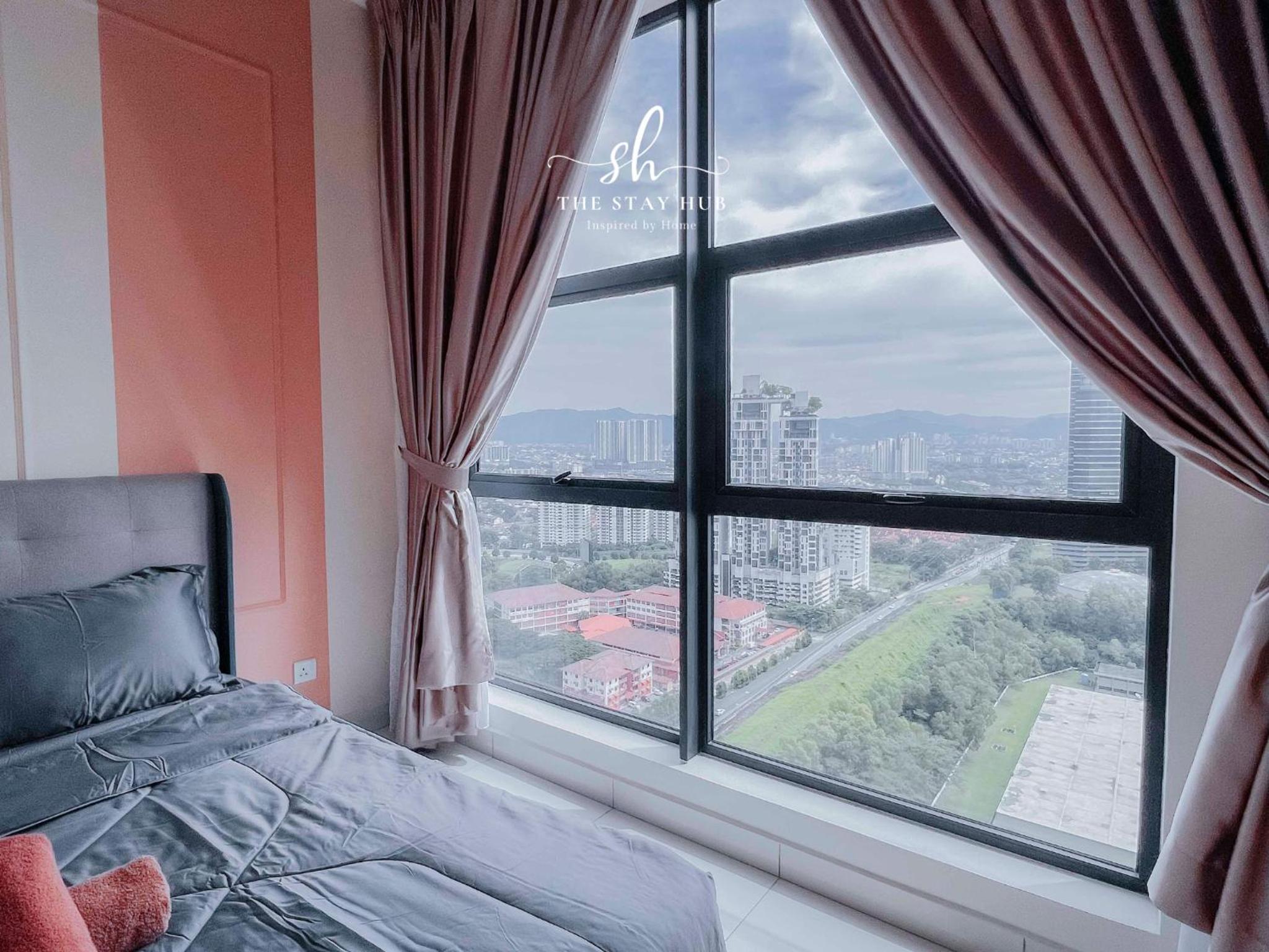 Arte Mont Kiara Luxury Suite with Heated Jacuzzi Pods - Free Parking - Next to MITEC- by The Stay Hub