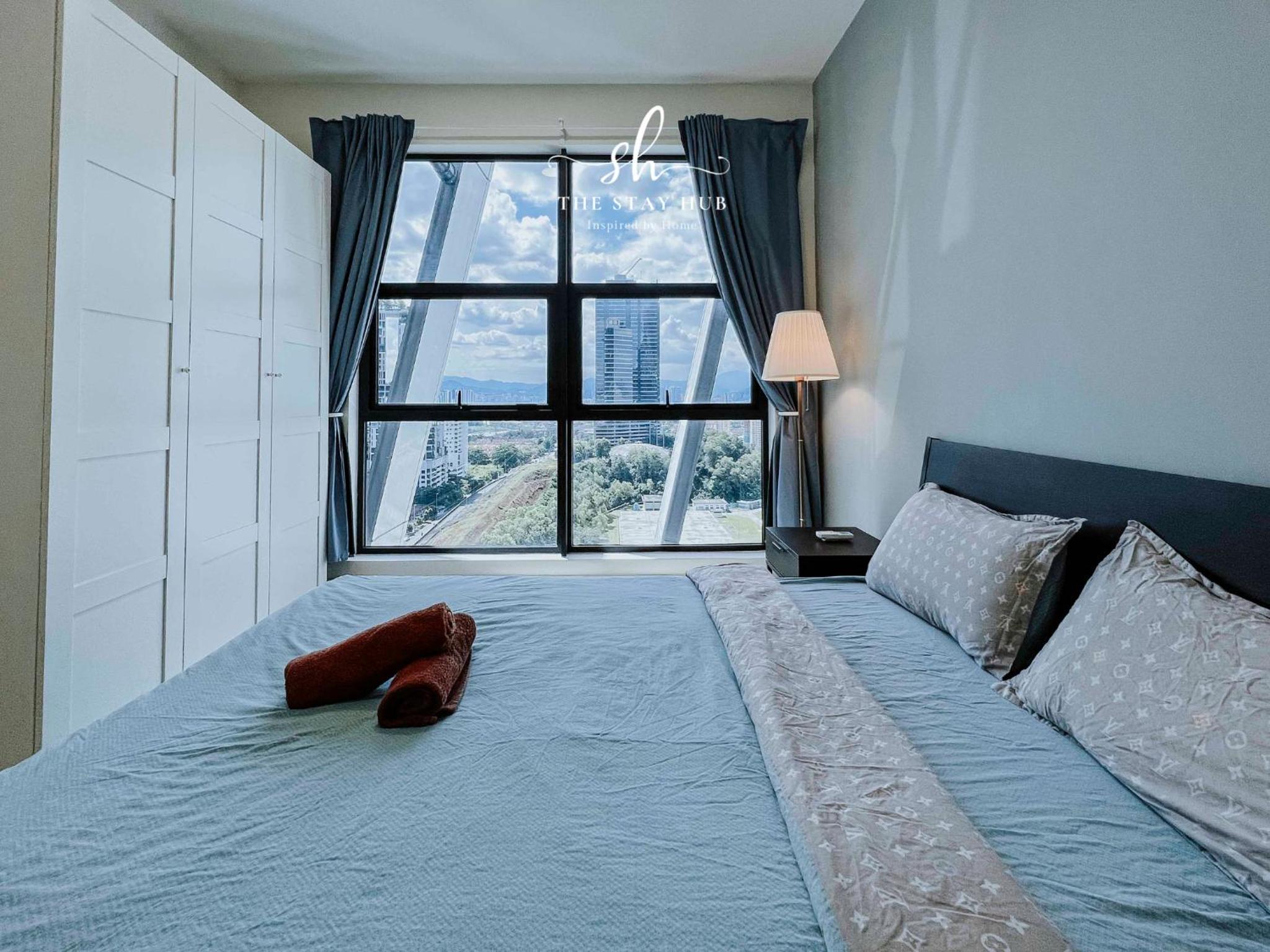 Arte Mont Kiara Luxury Suite with Heated Jacuzzi Pods - Free Parking - Next to MITEC- by The Stay Hub