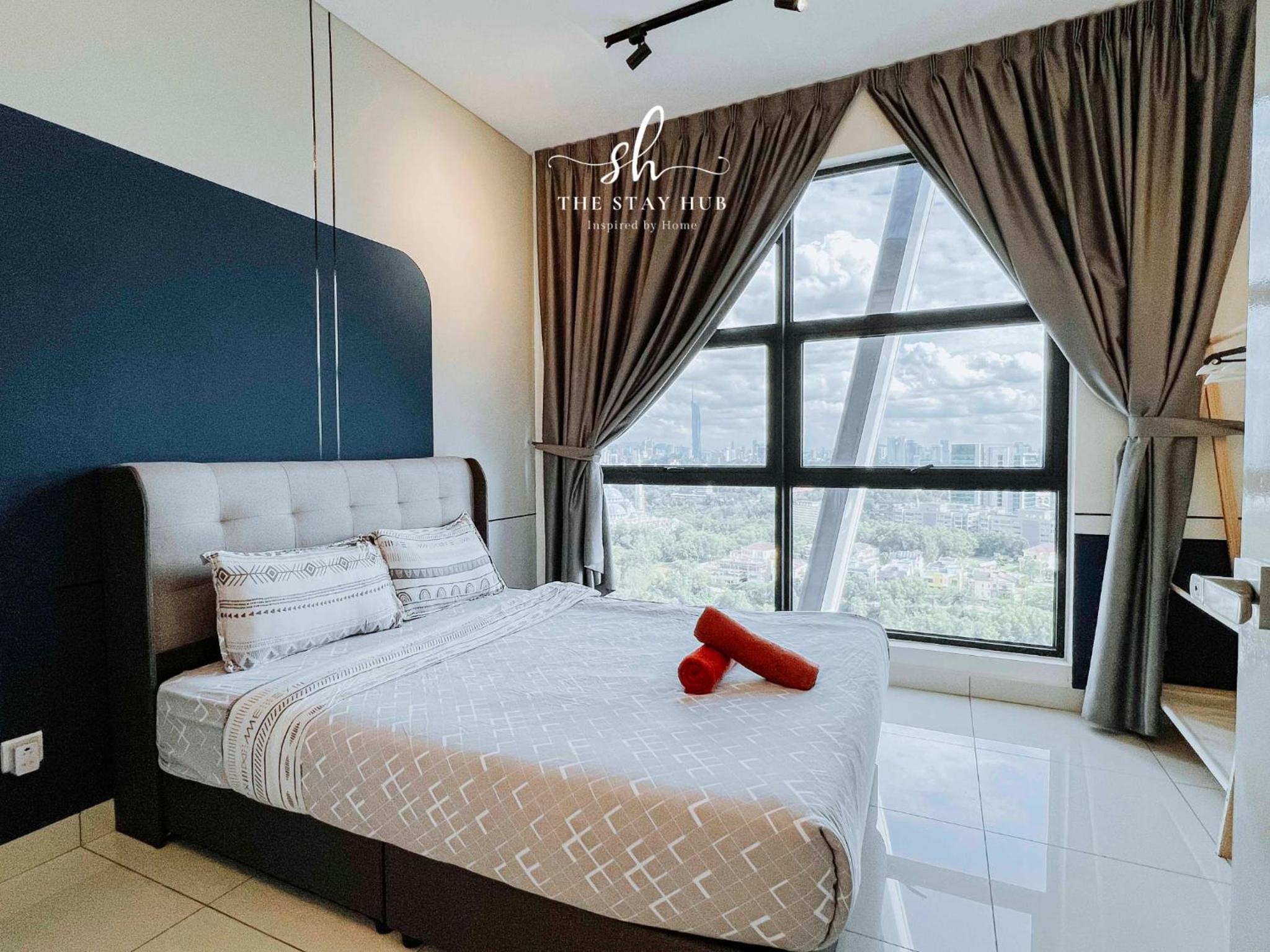 Arte Mont Kiara Luxury Suite with Heated Jacuzzi Pods - Free Parking - Next to MITEC- by The Stay Hub