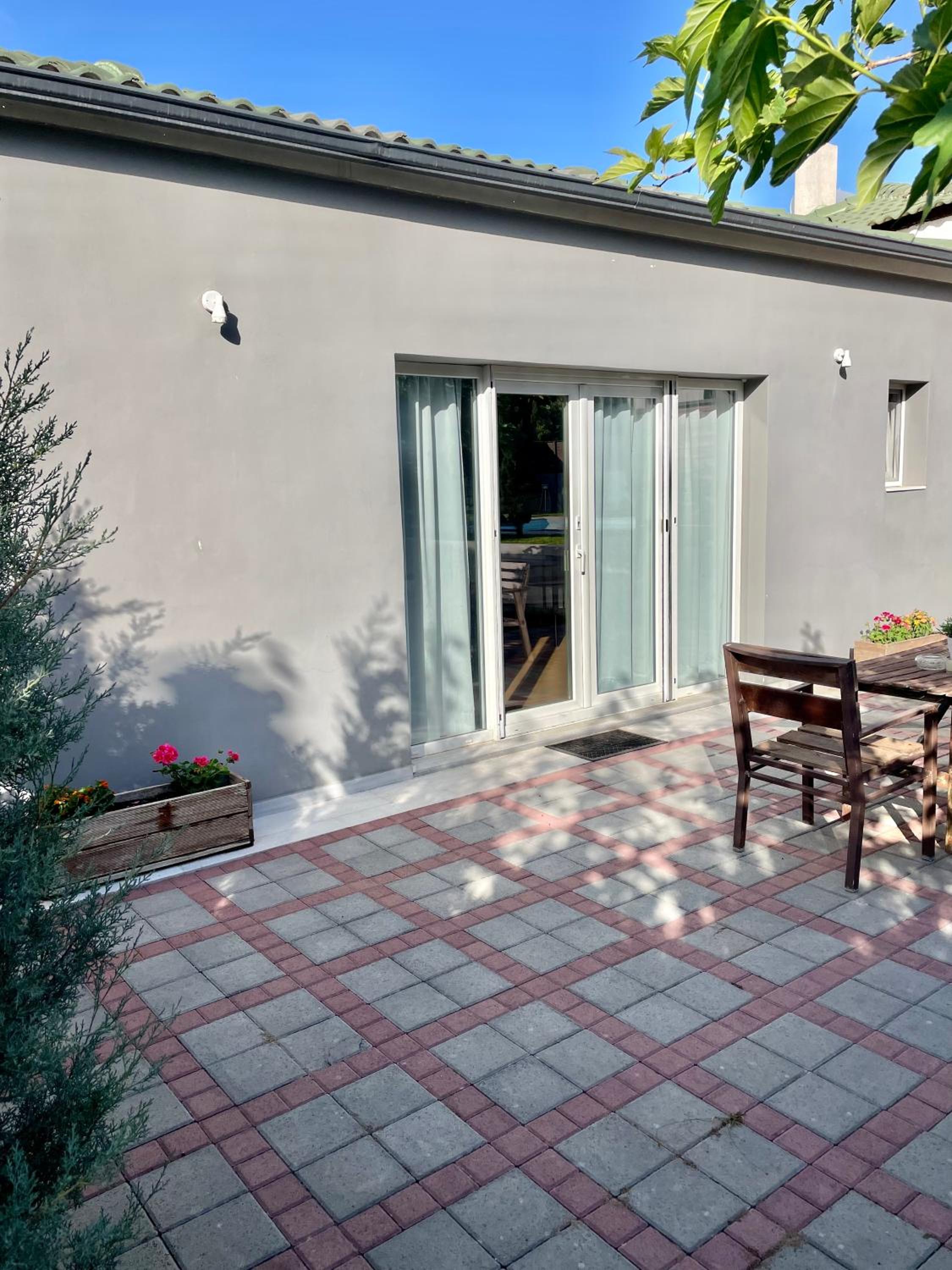 Pool Guesthouse view 5