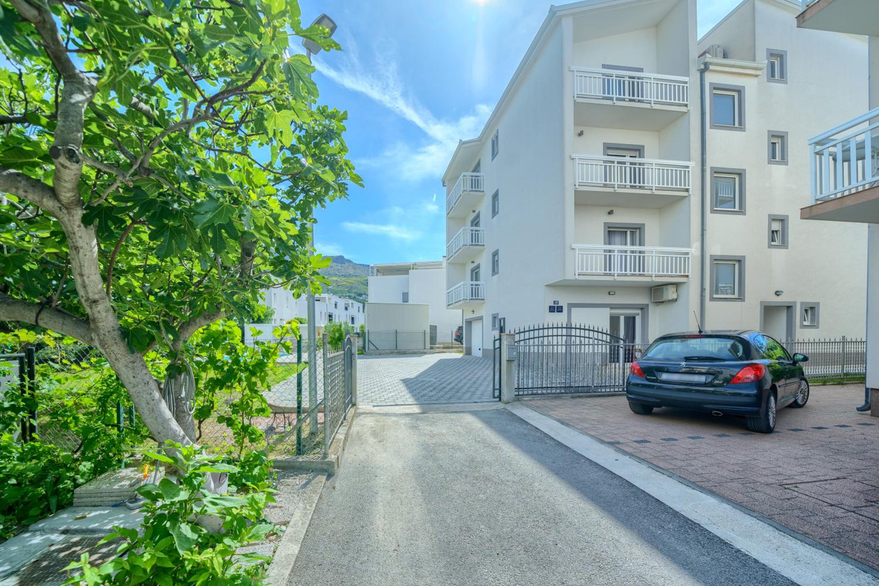 Cozy New Apartments with Private Pool Podstrana view 4