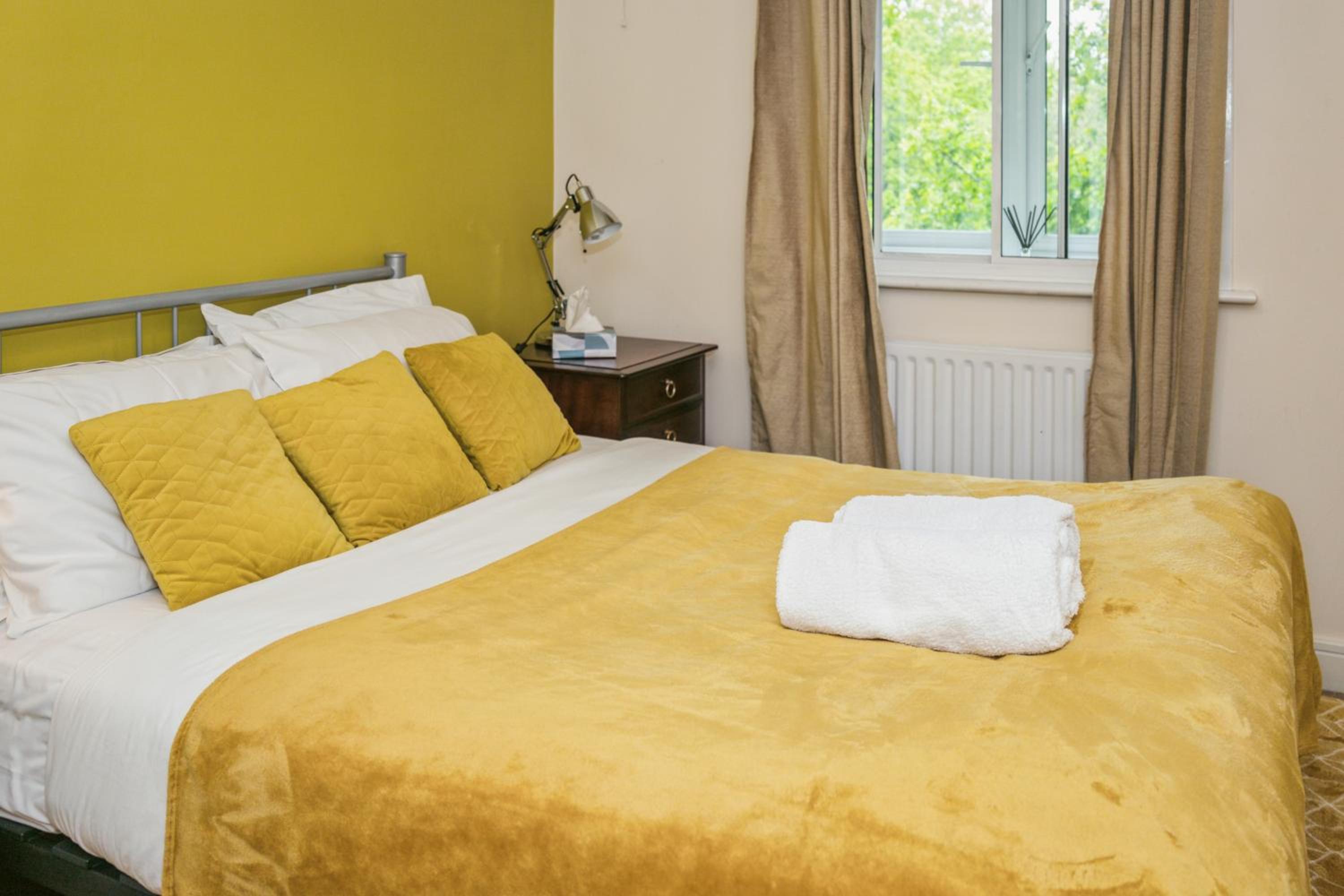 2 Bed Apartment - Sleeps 5 - Pets - Parking - Wifi view 3