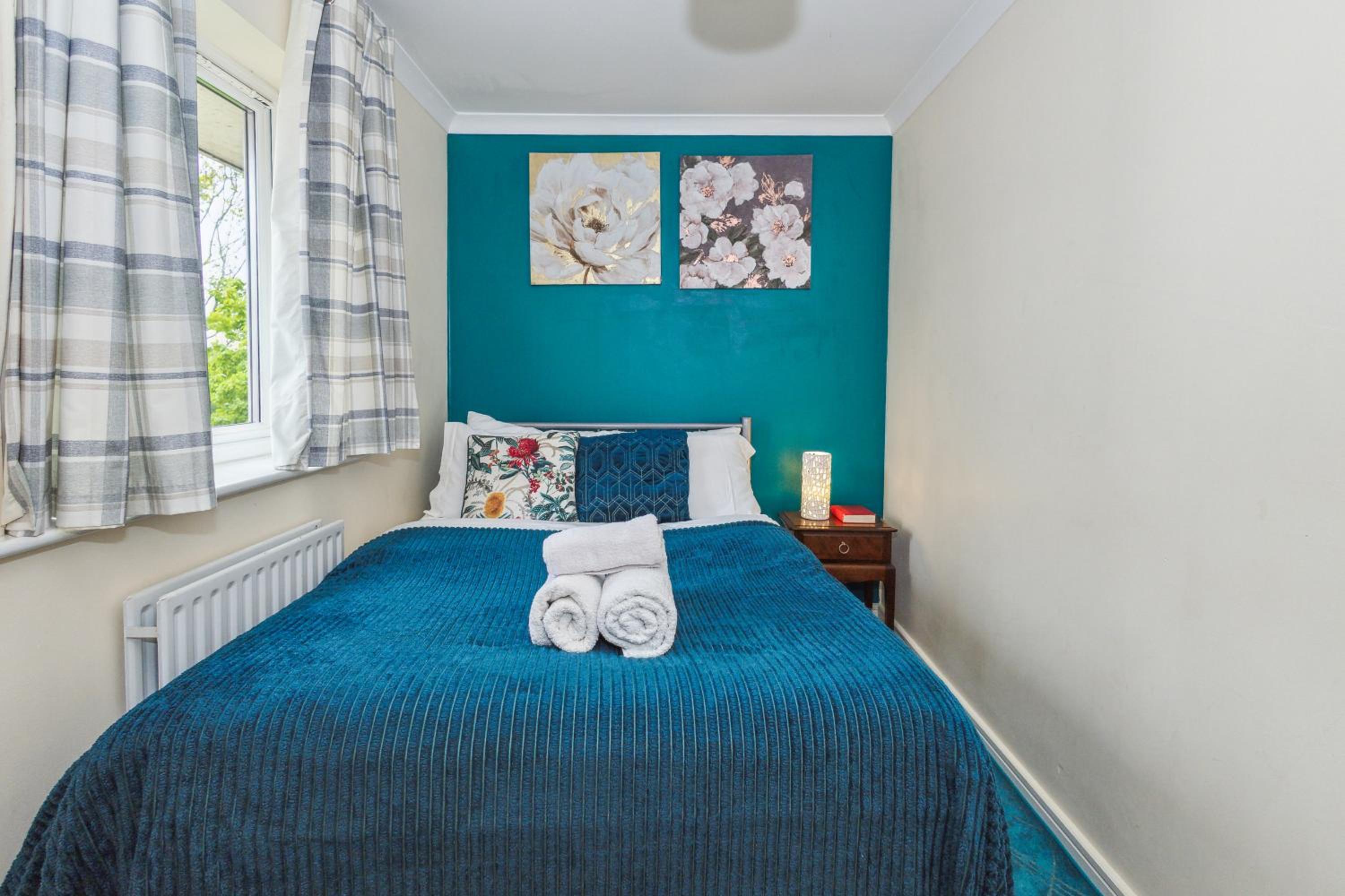 2 Bed Apartment - Sleeps 5 - Pets - Parking - Wifi view 4