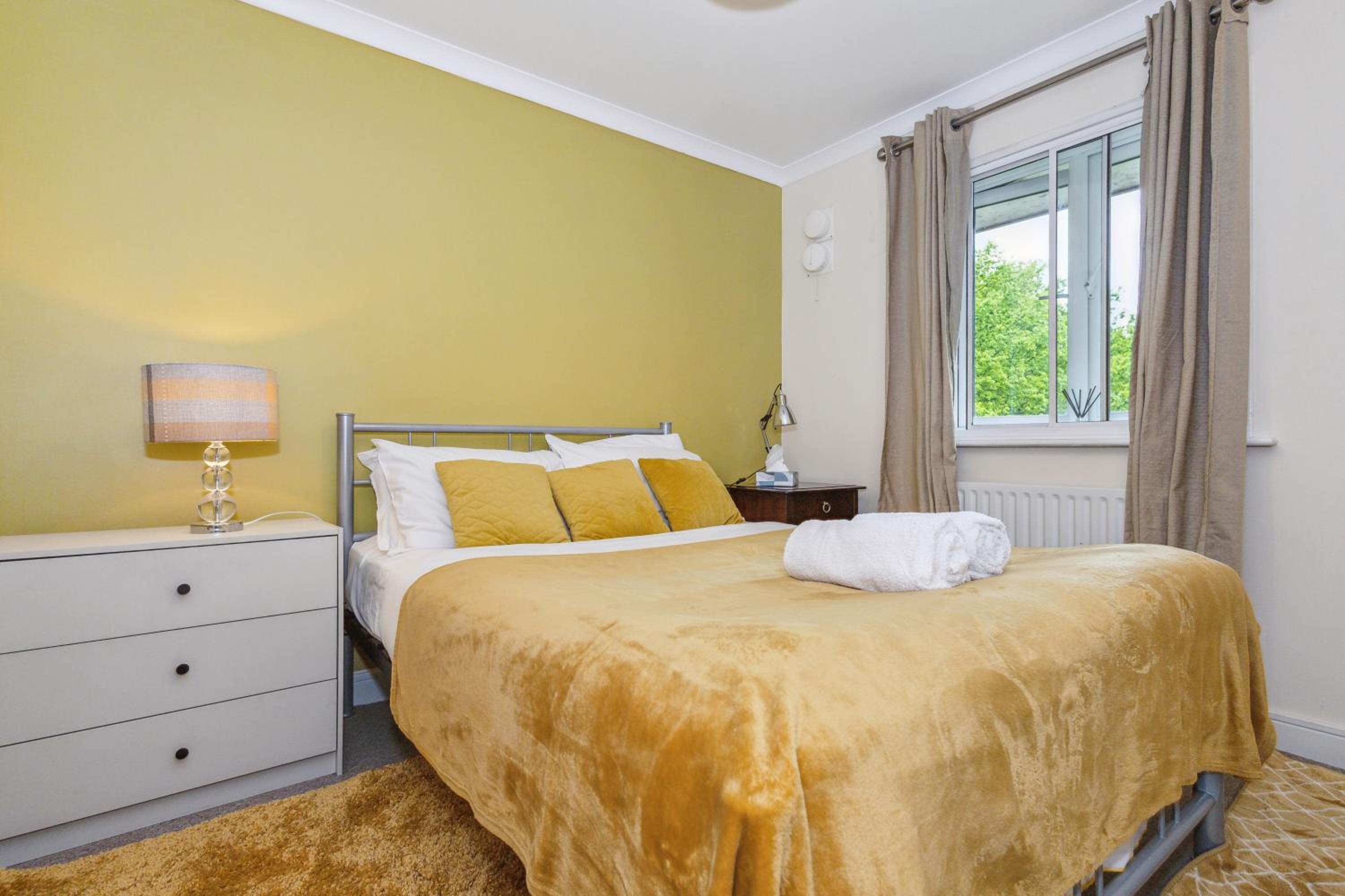 2 Bed Apartment - Sleeps 5 - Pets - Parking - Wifi view 5