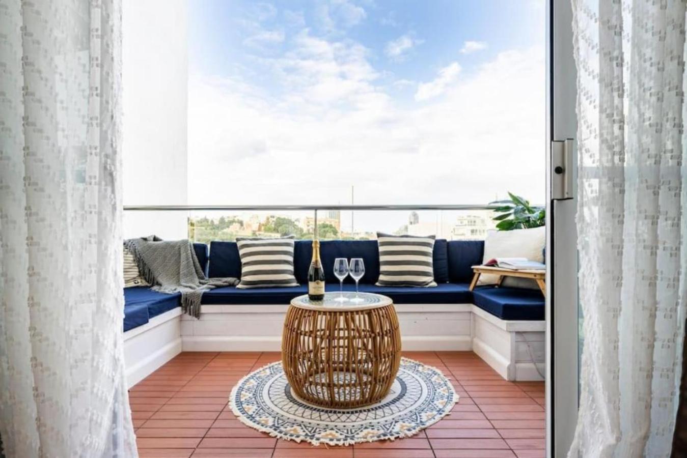 Seabreeze Retreat with terrace - St Julians — St Julian's