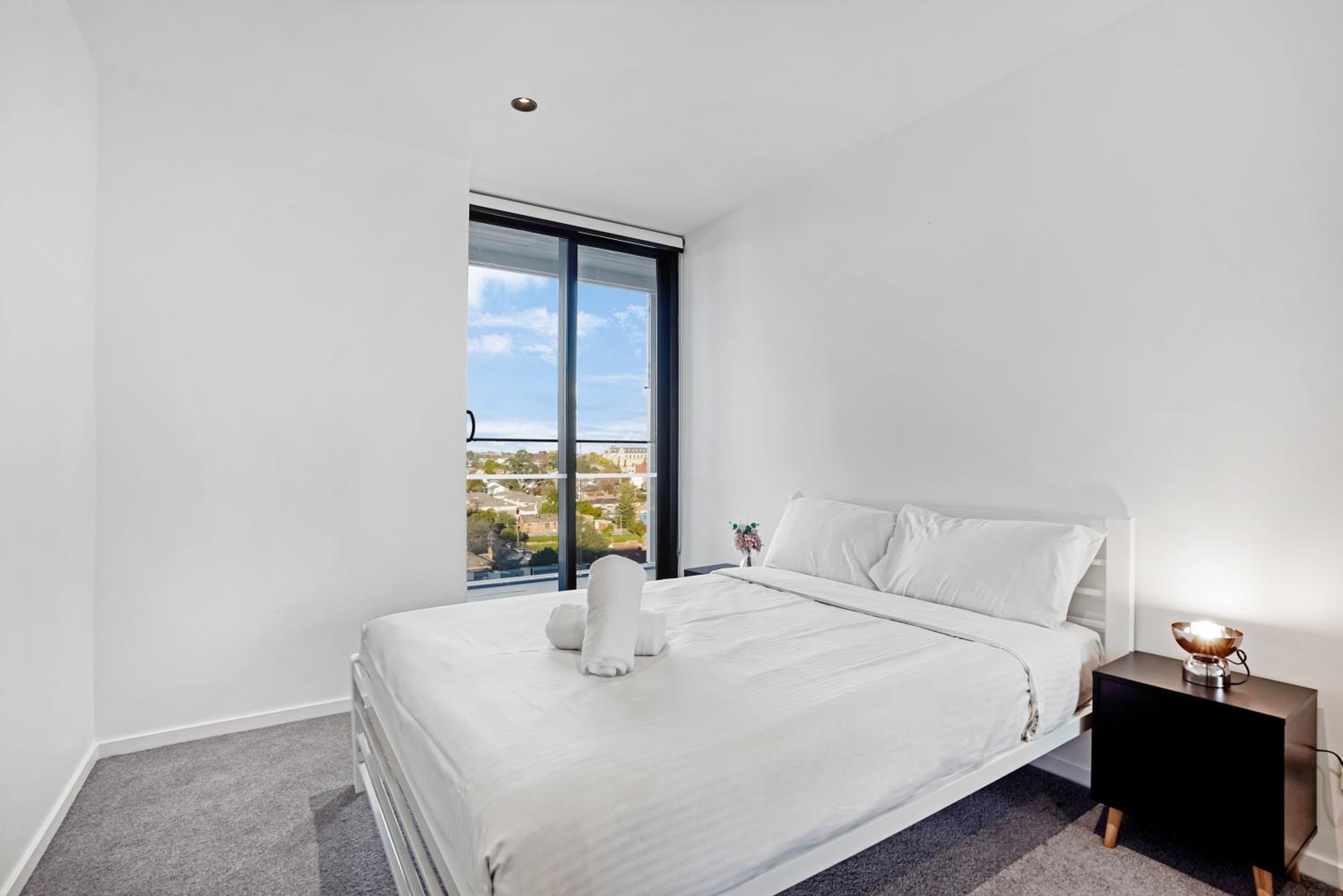 2 Bedrooms Apartments in the Kew Centre