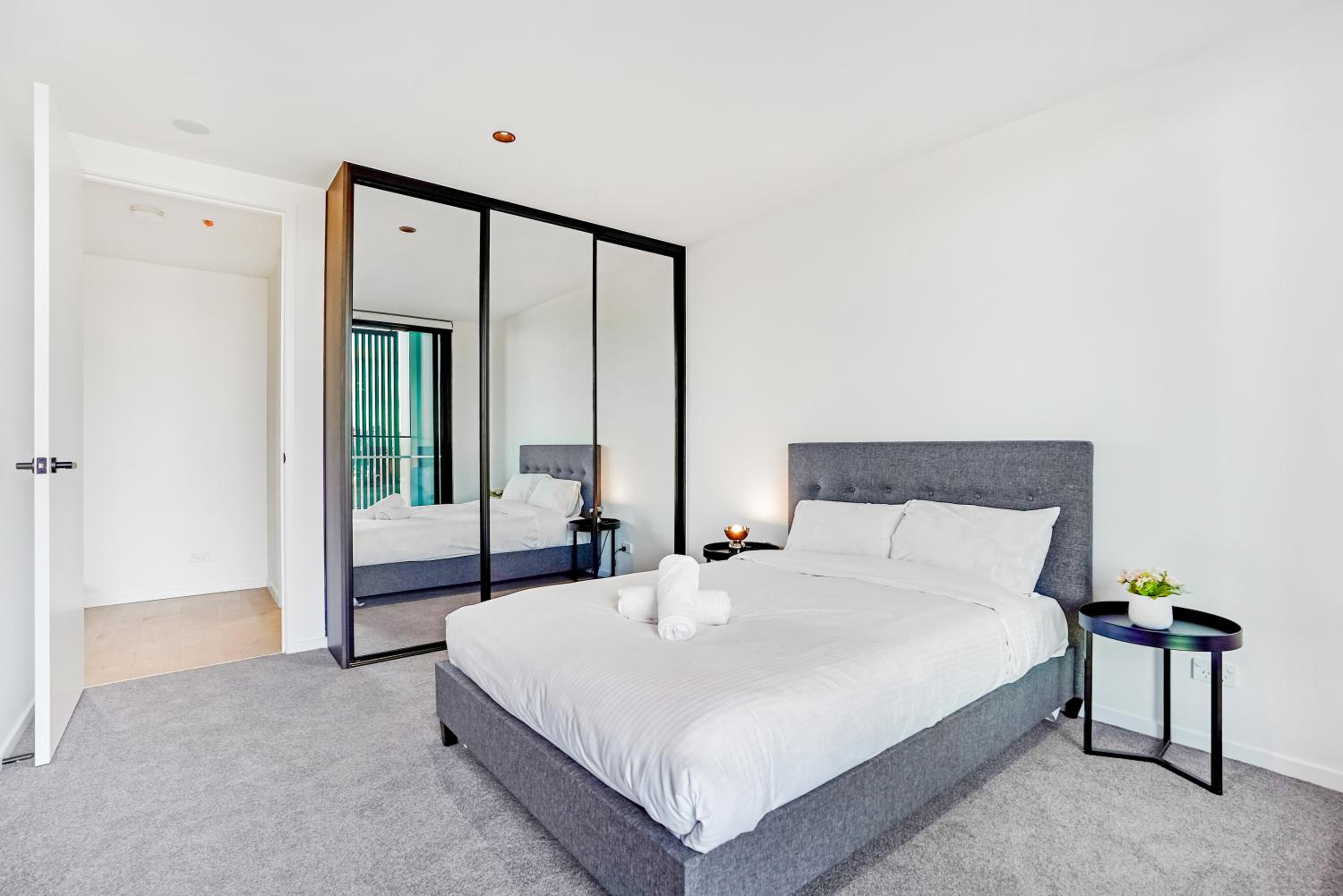 2 Bedrooms Apartments in the Kew Centre