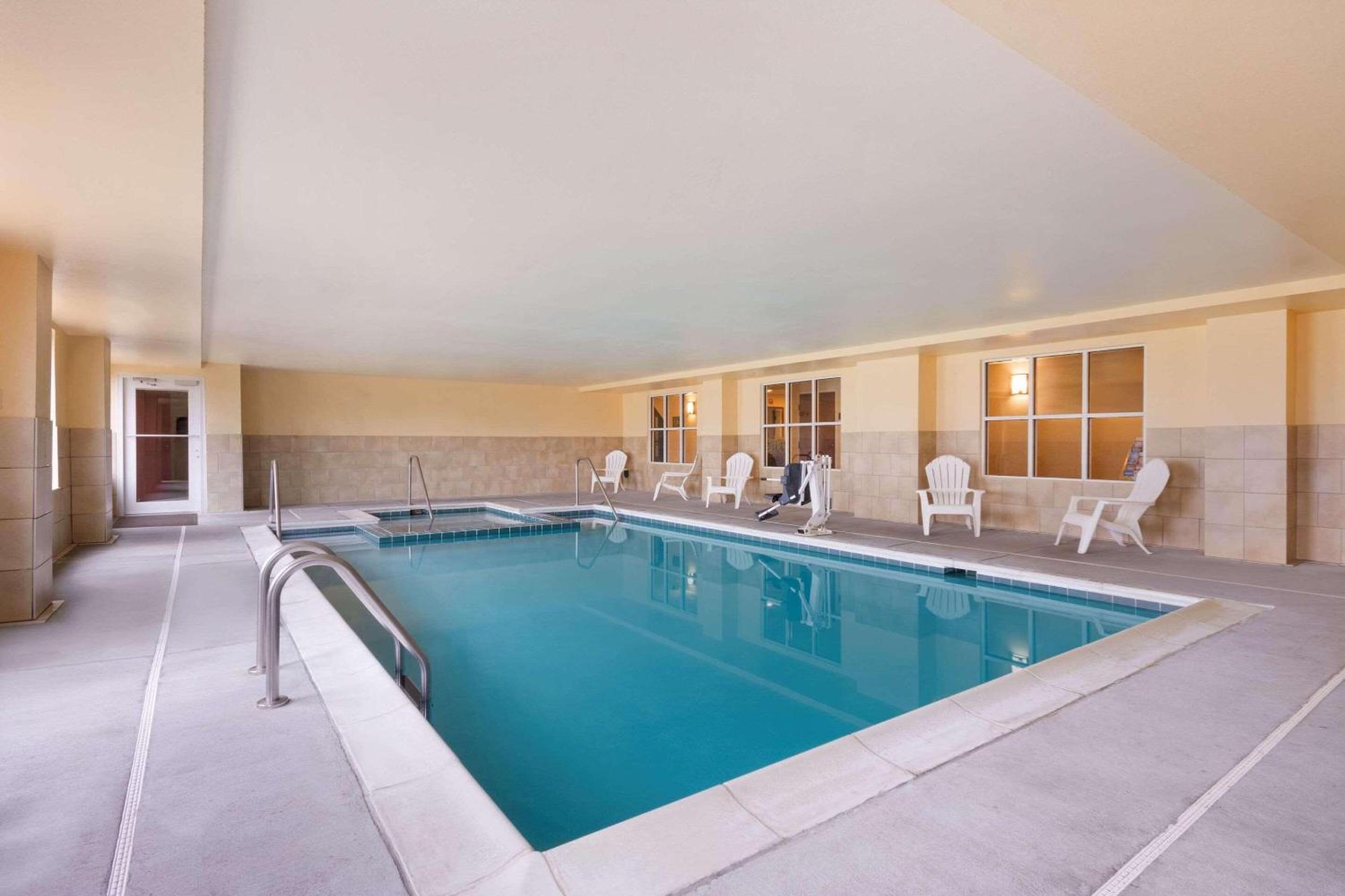 Wytheville Vacations - Country Inn Suites by Radisson, Wytheville, VA - Property Image 17