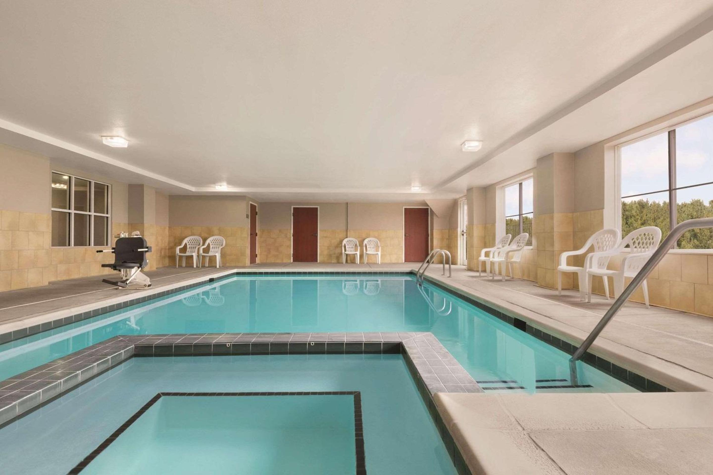 Wytheville Vacations - Country Inn Suites by Radisson, Wytheville, VA - Property Image 15