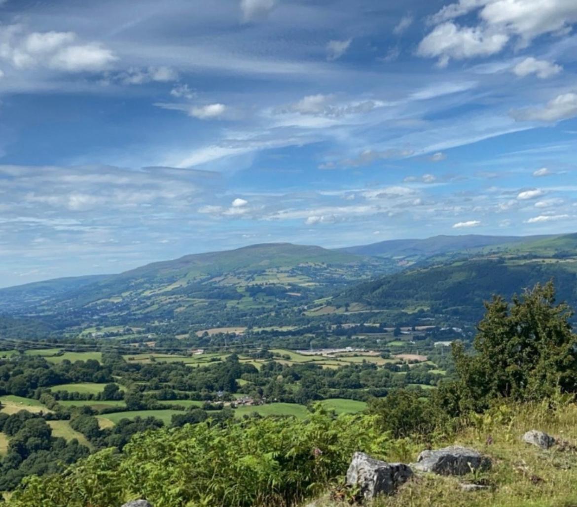 Beautiful Retreat - Hot Tub, Stunning Views & Late Checkout - Abergavenny view 4