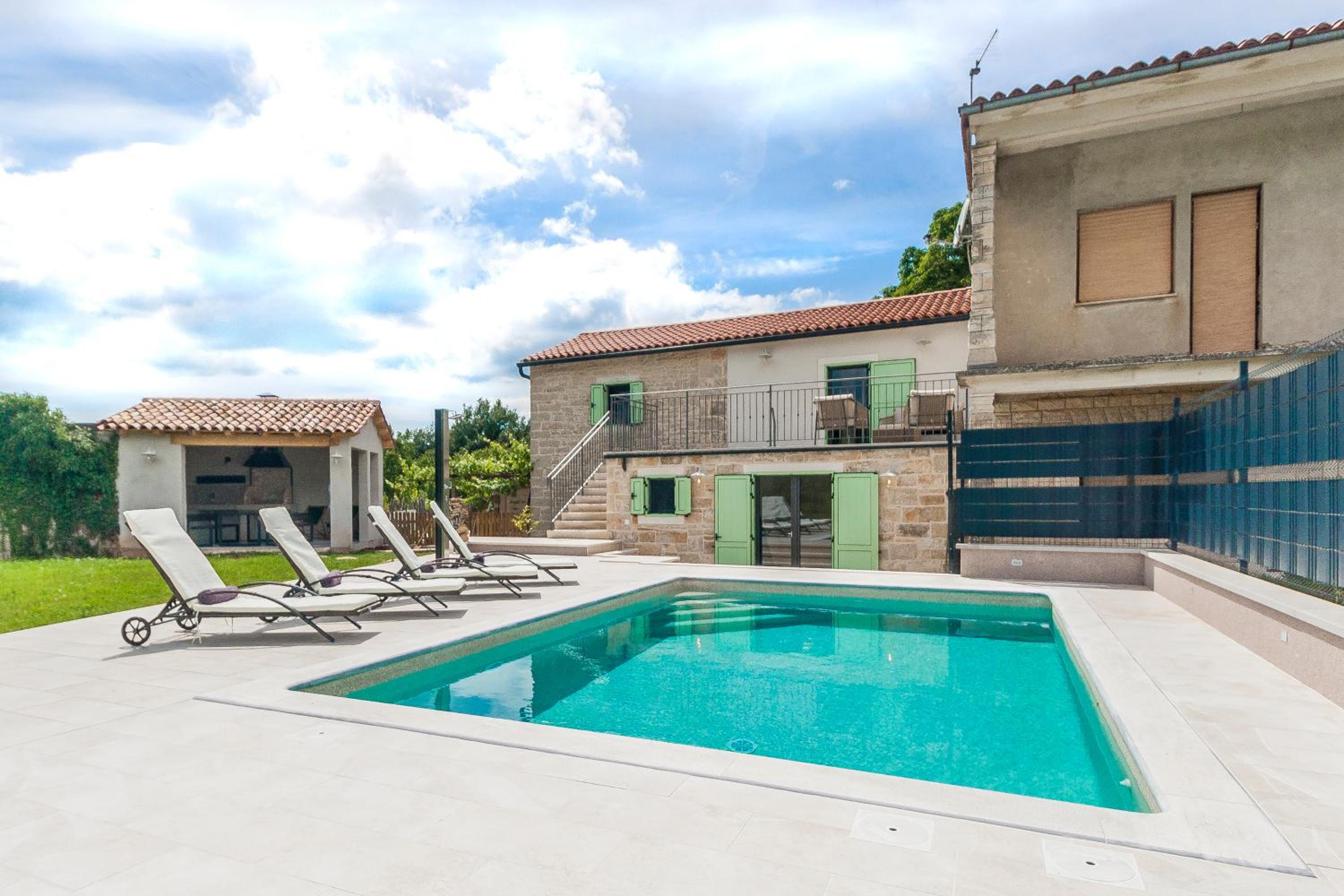 Villa Doda - 2 Bedroom Villa with Garden, Pool And Sauna in Modrušani Istria view 2