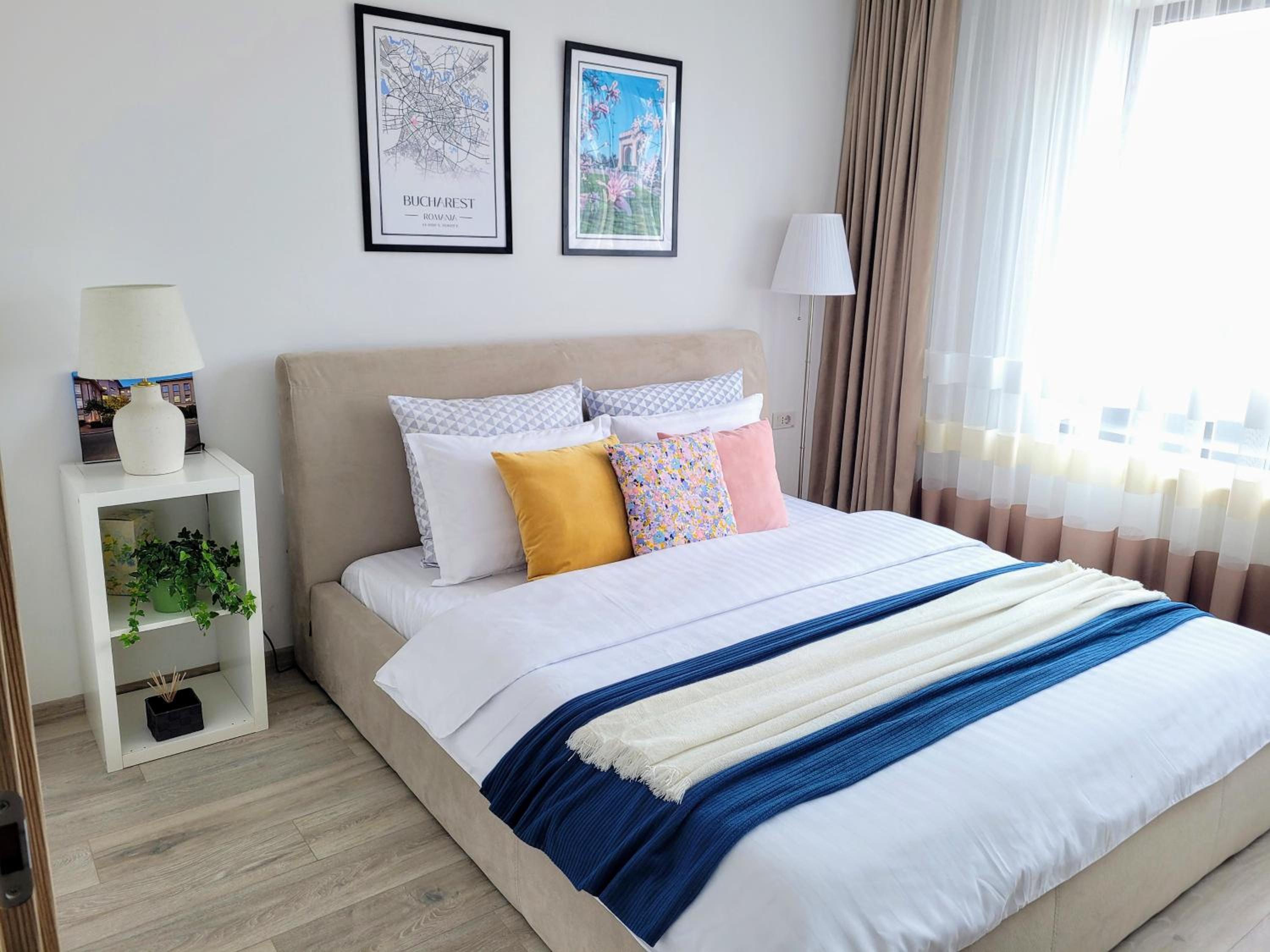 Stylish City Escape, Fireplace, Sunset Views view 4