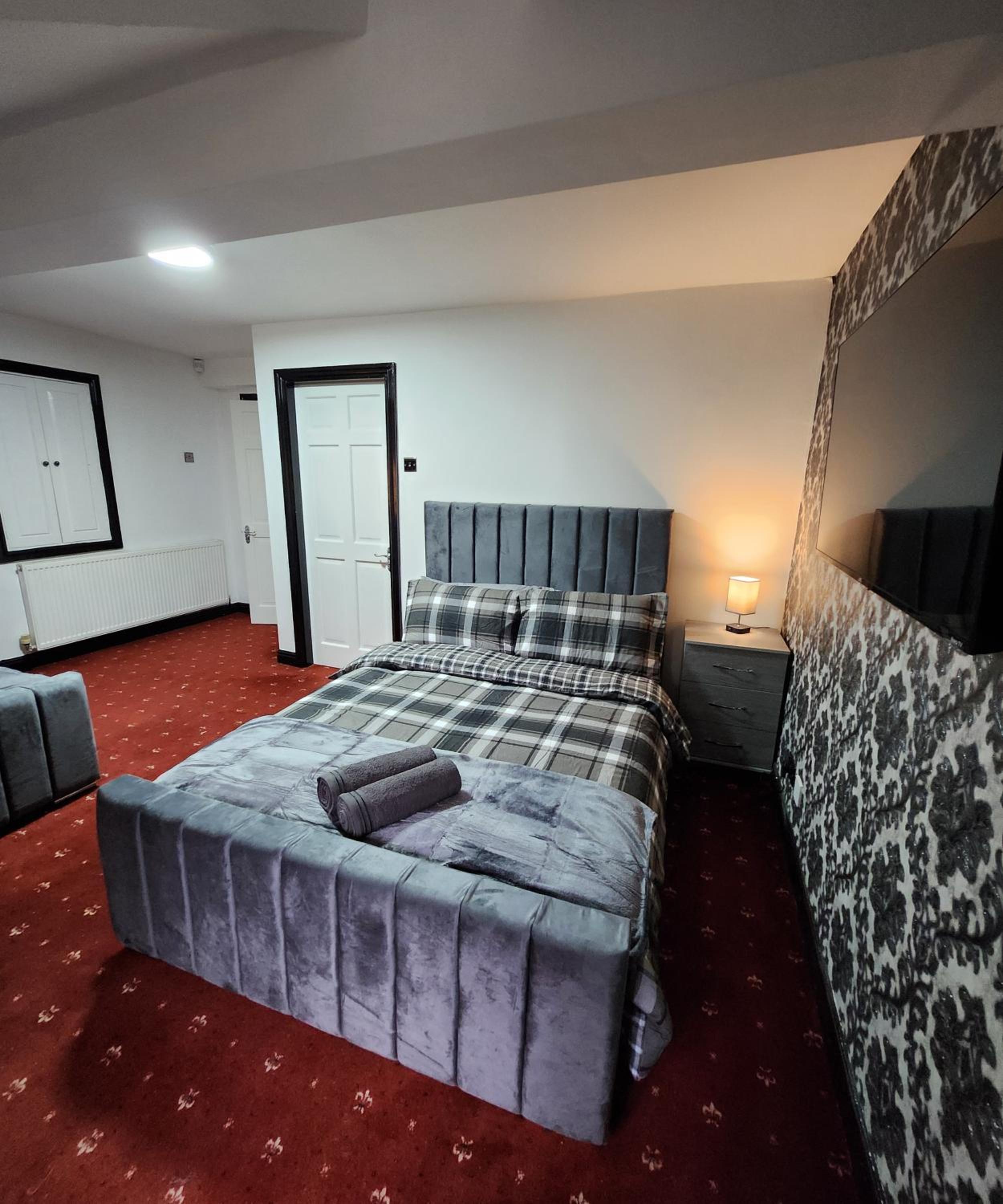 Rainsough Cottage Guest House - Sleeps upto 8 with ensuite - Free Parking & WiFi