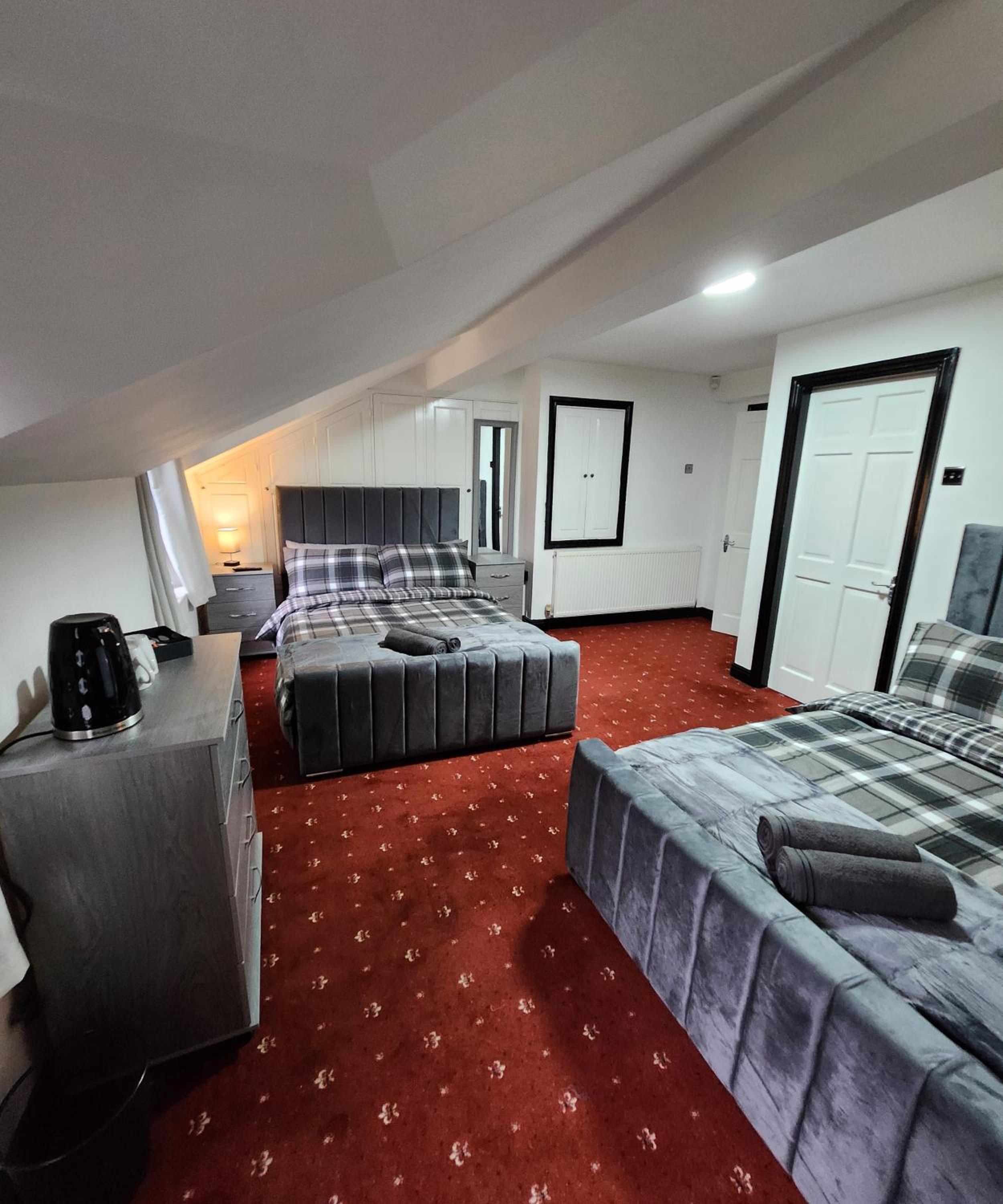 Rainsough Cottage Guest House - Sleeps upto 8 with ensuite - Free Parking & WiFi